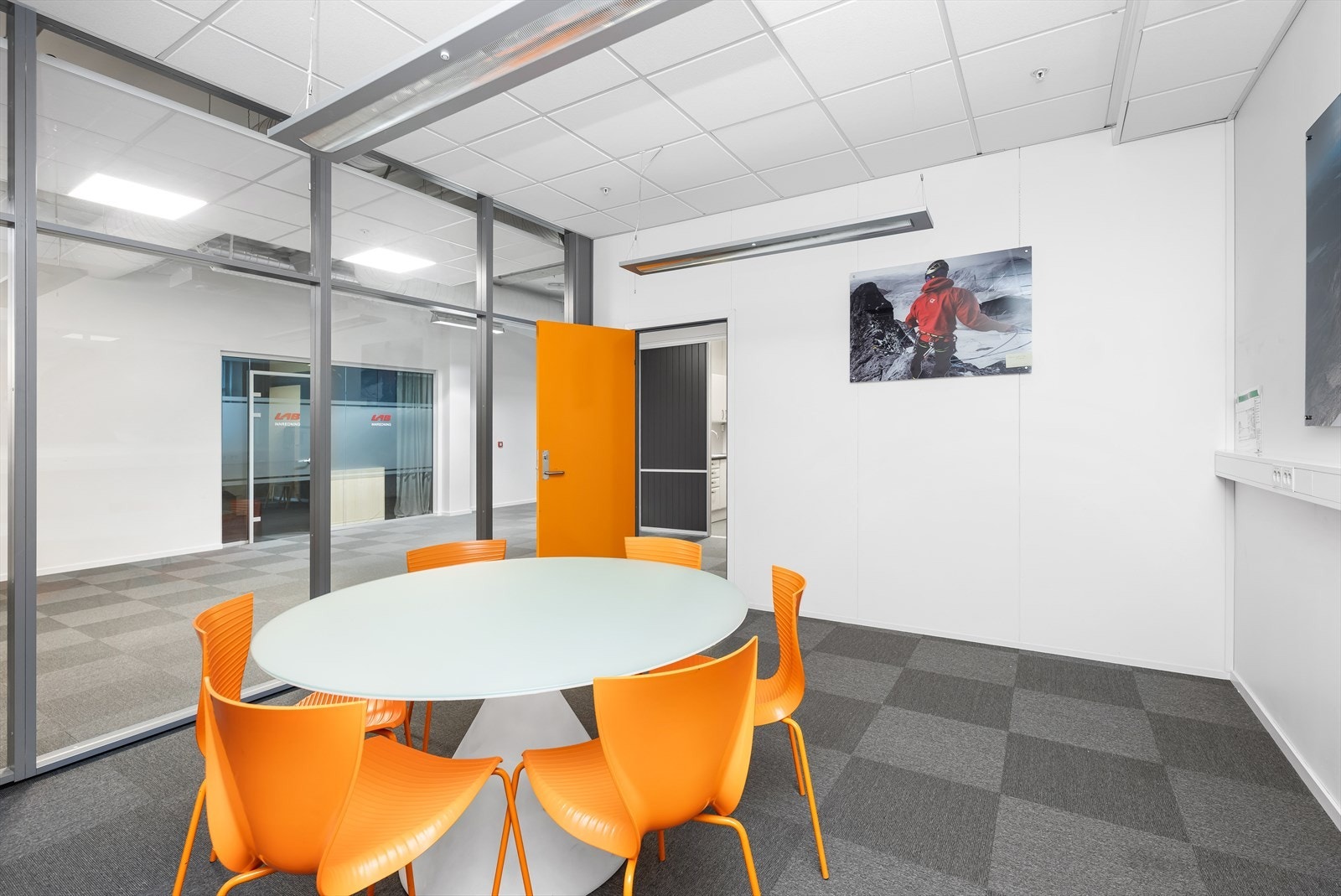 Kontor/showroom BTA 180 m². Egen inngang. 2 store rom med tilgang til møterom, kjøkken og toalett. Galleribilde