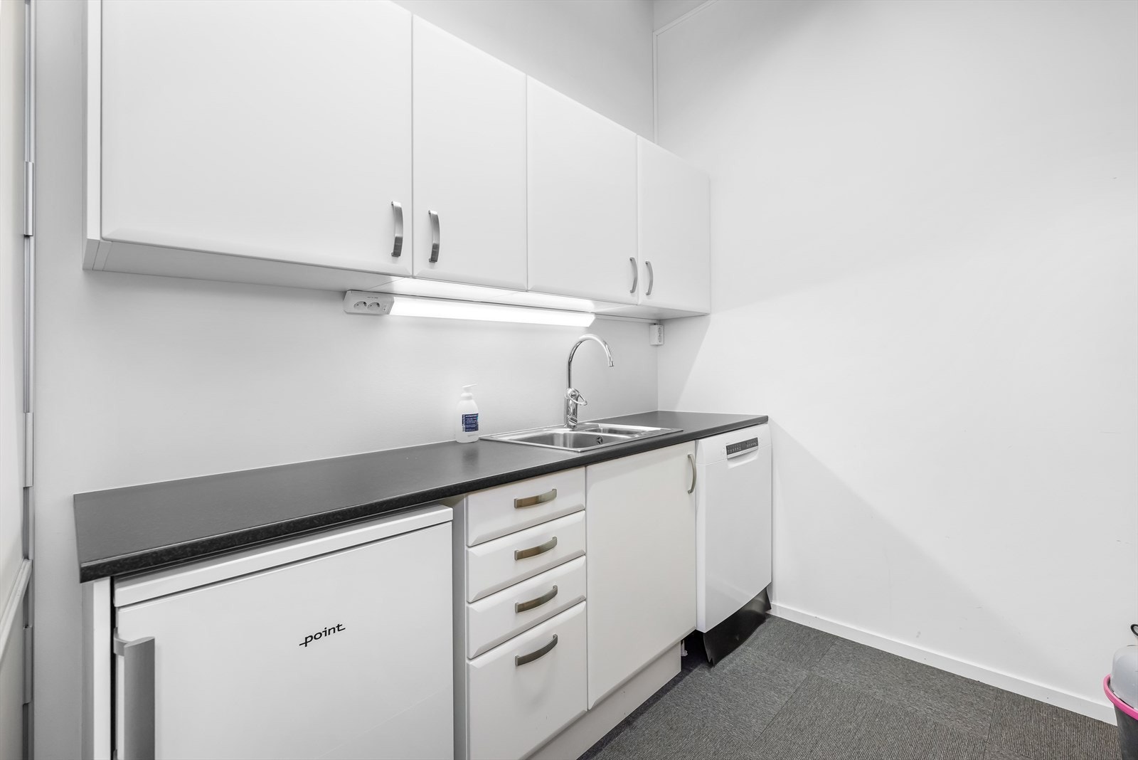Kontor/showroom BTA 180 m². Egen inngang. 2 store rom med tilgang til møterom, kjøkken og toalett. Galleribilde
