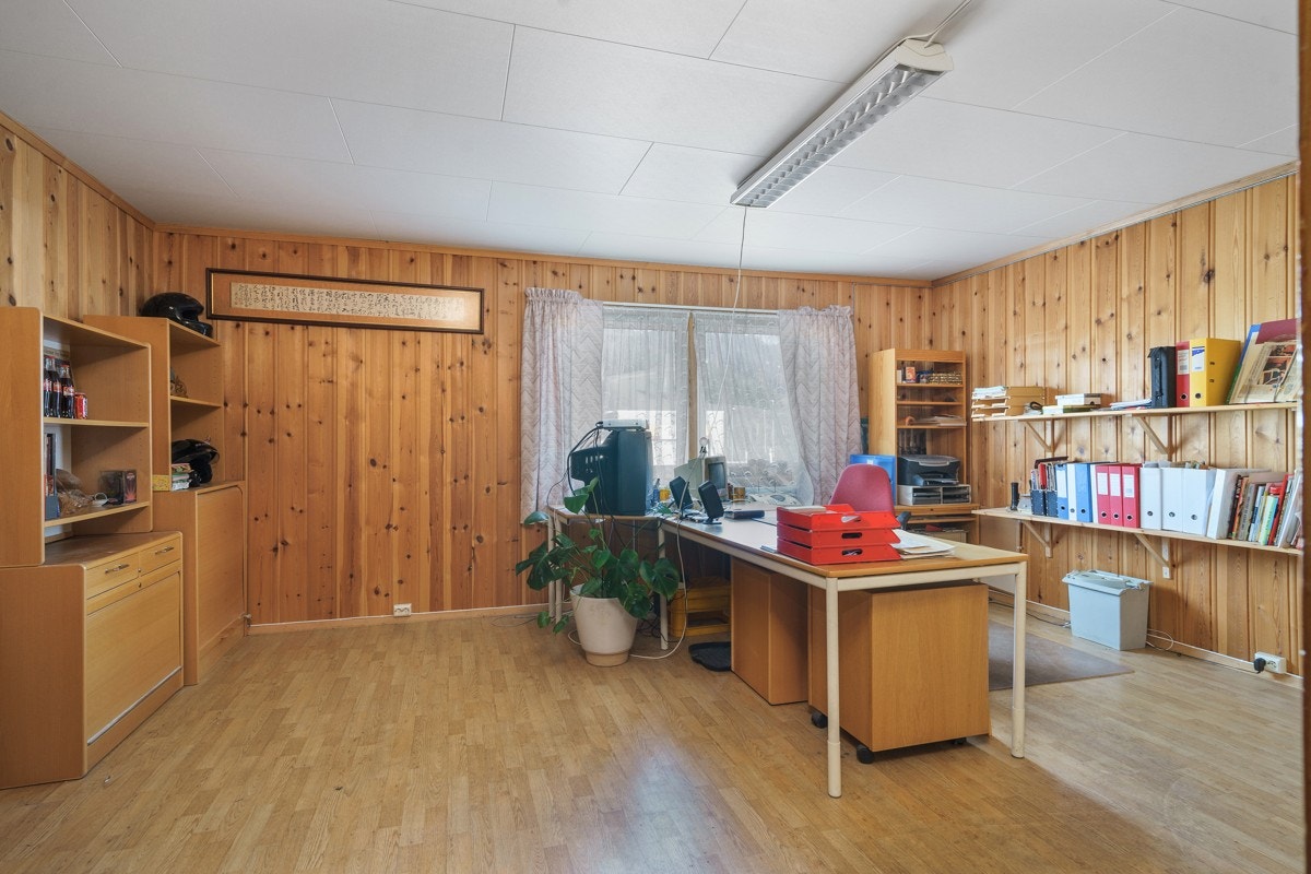 Kontor i byggets 2. etasje av eldre standard. Galleribilde