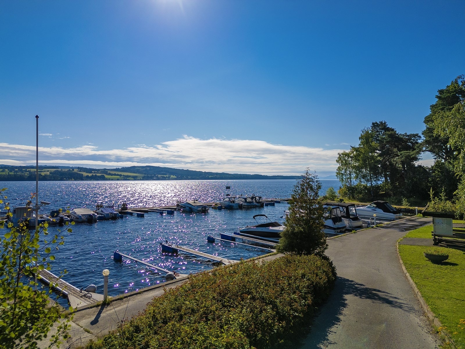 Velkommen til Bråstadvika båthavn og parkering! Fin adkomst til havna. Galleribilde