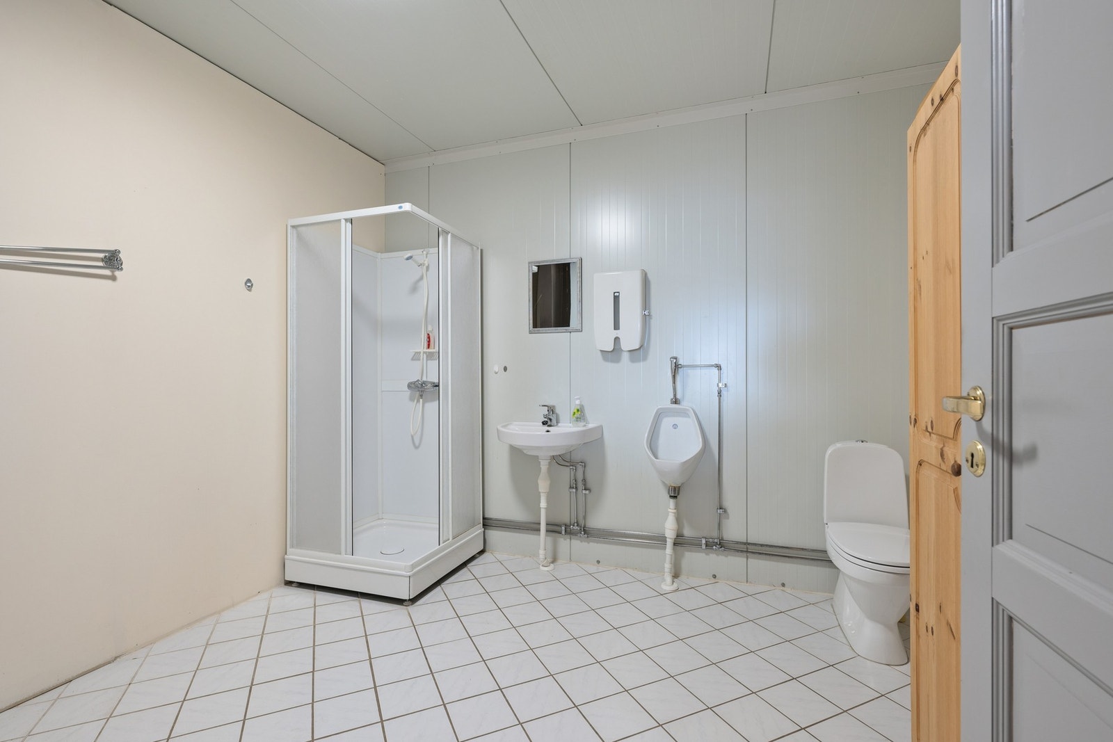 Flislagt bad med gode fasiliteter for ansatte. Galleribilde
