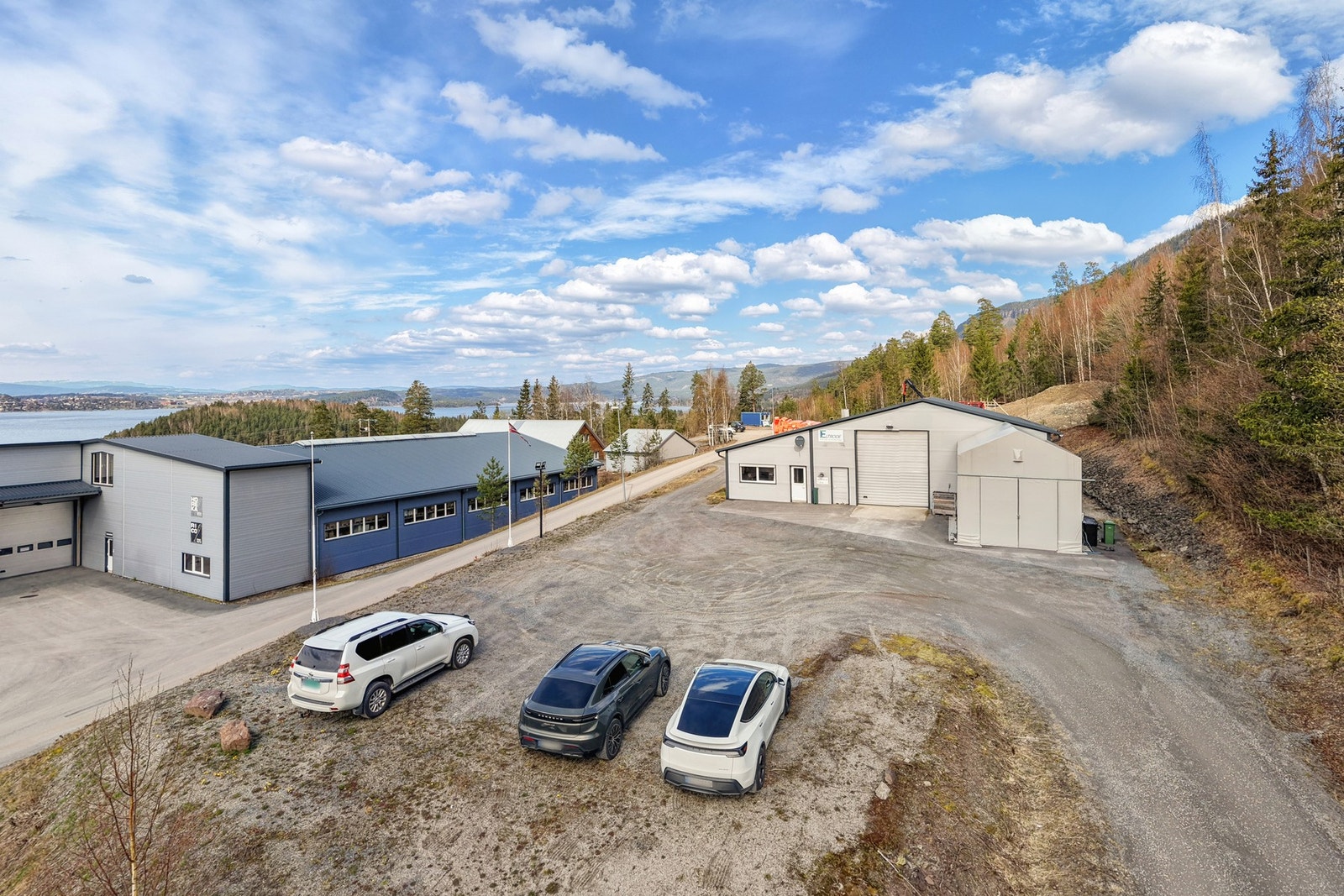 Eiendommen har gode manøvreringsforhold og oppstillingsplass for større kjøretøy. Galleribilde