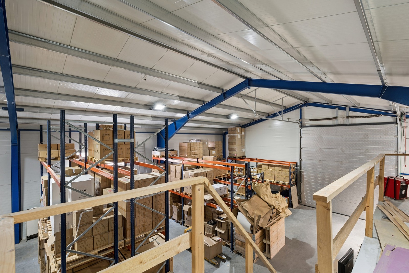 Effektiv lagerdel med enkel adkomst og gode logistikkforhold. Galleribilde