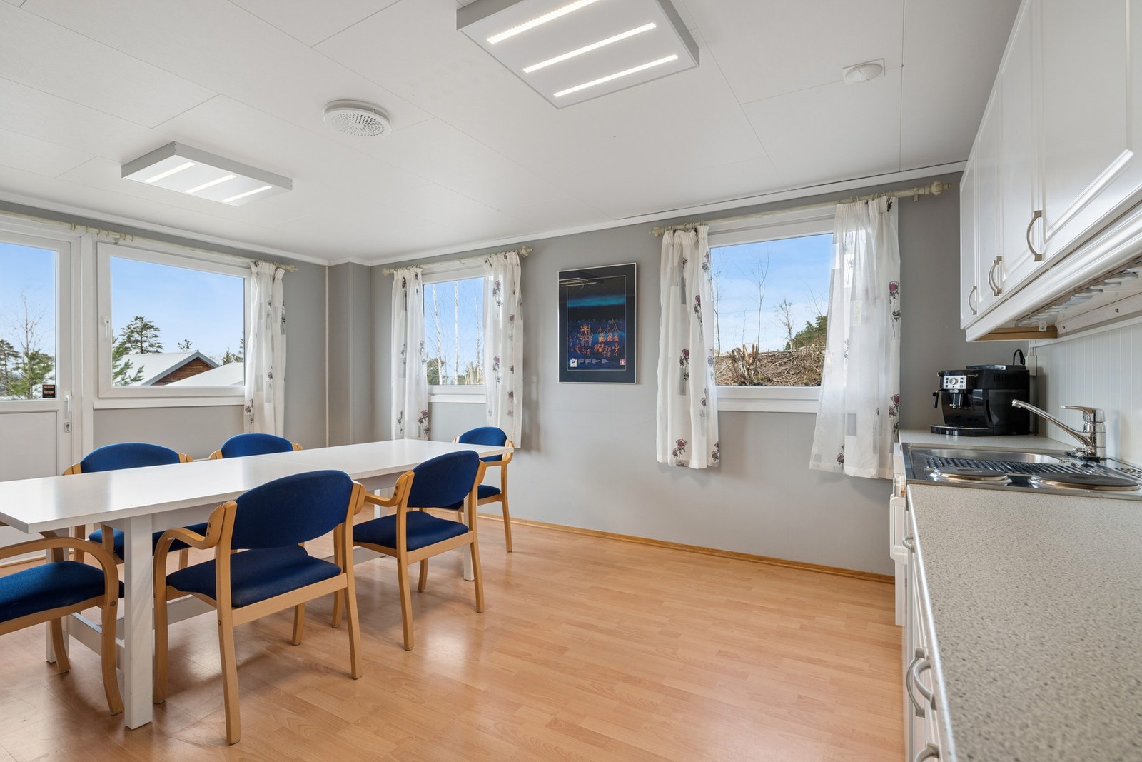 Romslig kjøkken og spiserom med god plass til ansatte. Galleribilde