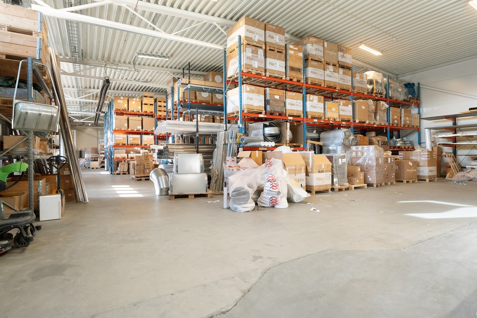Parktisk bygg med store lagerhaller med porter Galleribilde