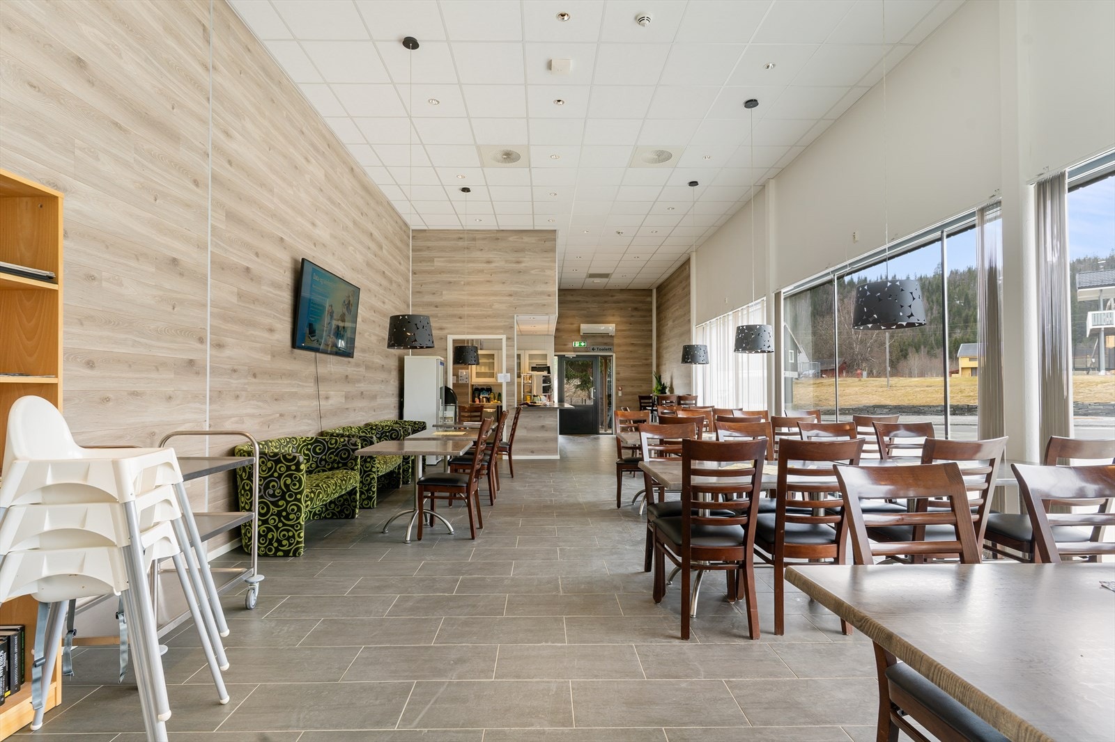 Flott moderne cafe med egen inngang. Galleribilde