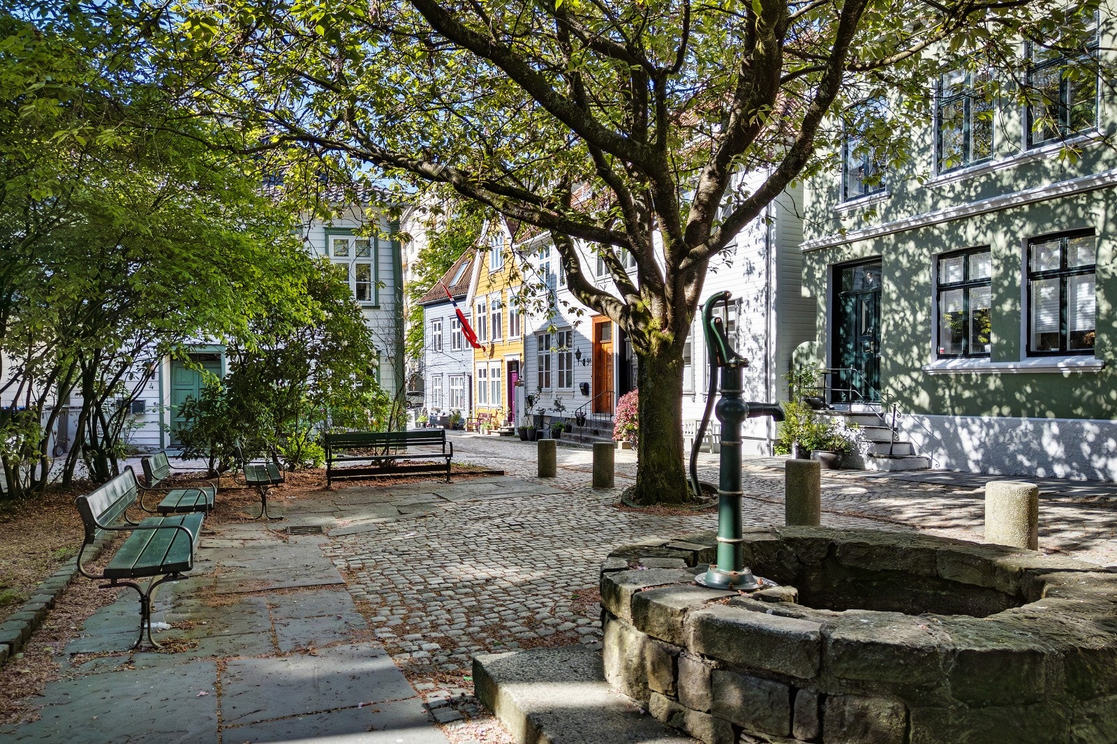 Eiendommen grenser til parkarealet ved Dreggsallmenningen. Galleribilde