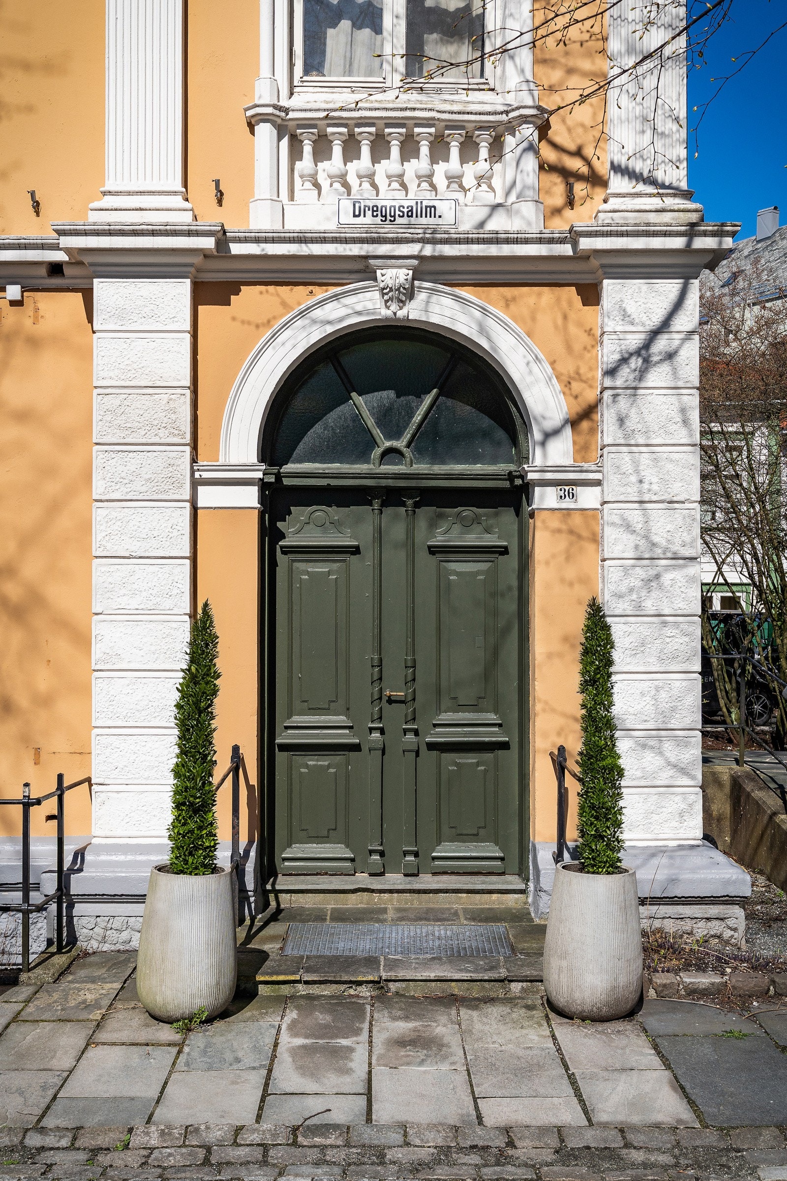 Elegant inngangsparti, lett tilgjengelig fra gateplan. Galleribilde