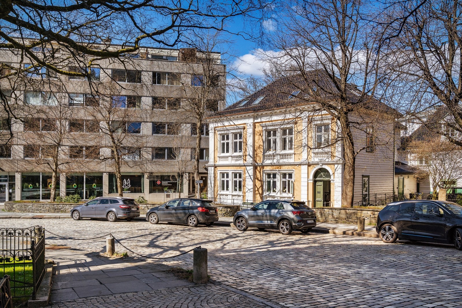 Klassisk eleganse og representativ fremtoning. Sentralt og lett tilgjengelig. Galleribilde