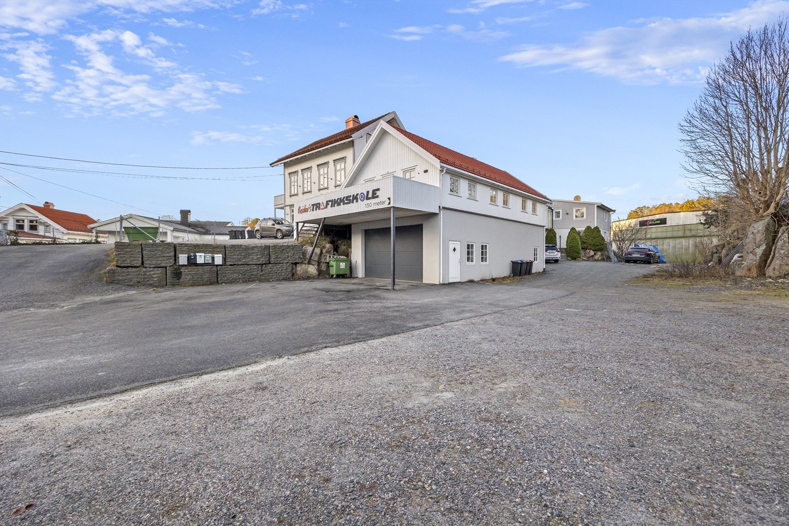 Meget god parkering på egen tomt. Eiendommen har tilhørende parkering for 2 - 3 biler på øvre nivå (ved inngang til 2. etasje), samt parkeringsareal mot syd og foran garasjen. Galleribilde