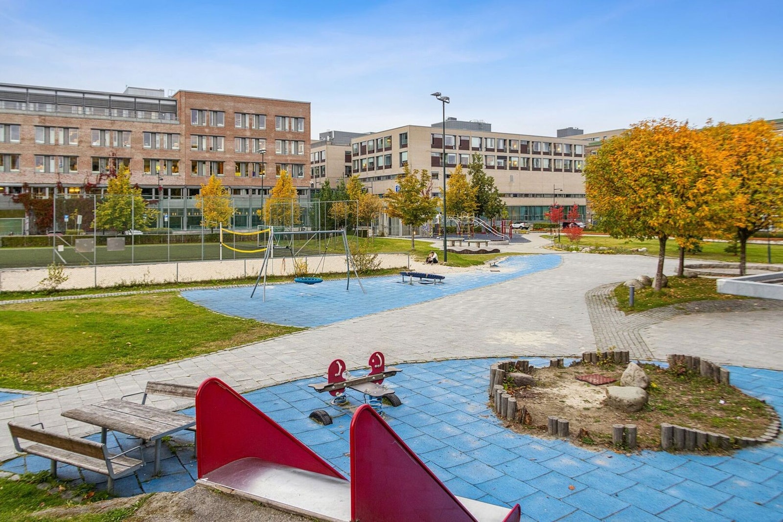 Boligen ligger kort vei fra byen studiesteder som NTNU Gløshaugen og Handelshøyskolen BI. Galleribilde