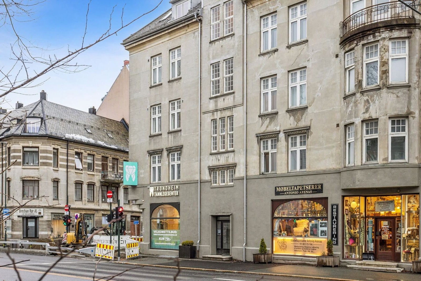 Området har svært gode kollektivforbindelser med nærmeste bussholdeplass kun 2 minutters gange unna. Galleribilde