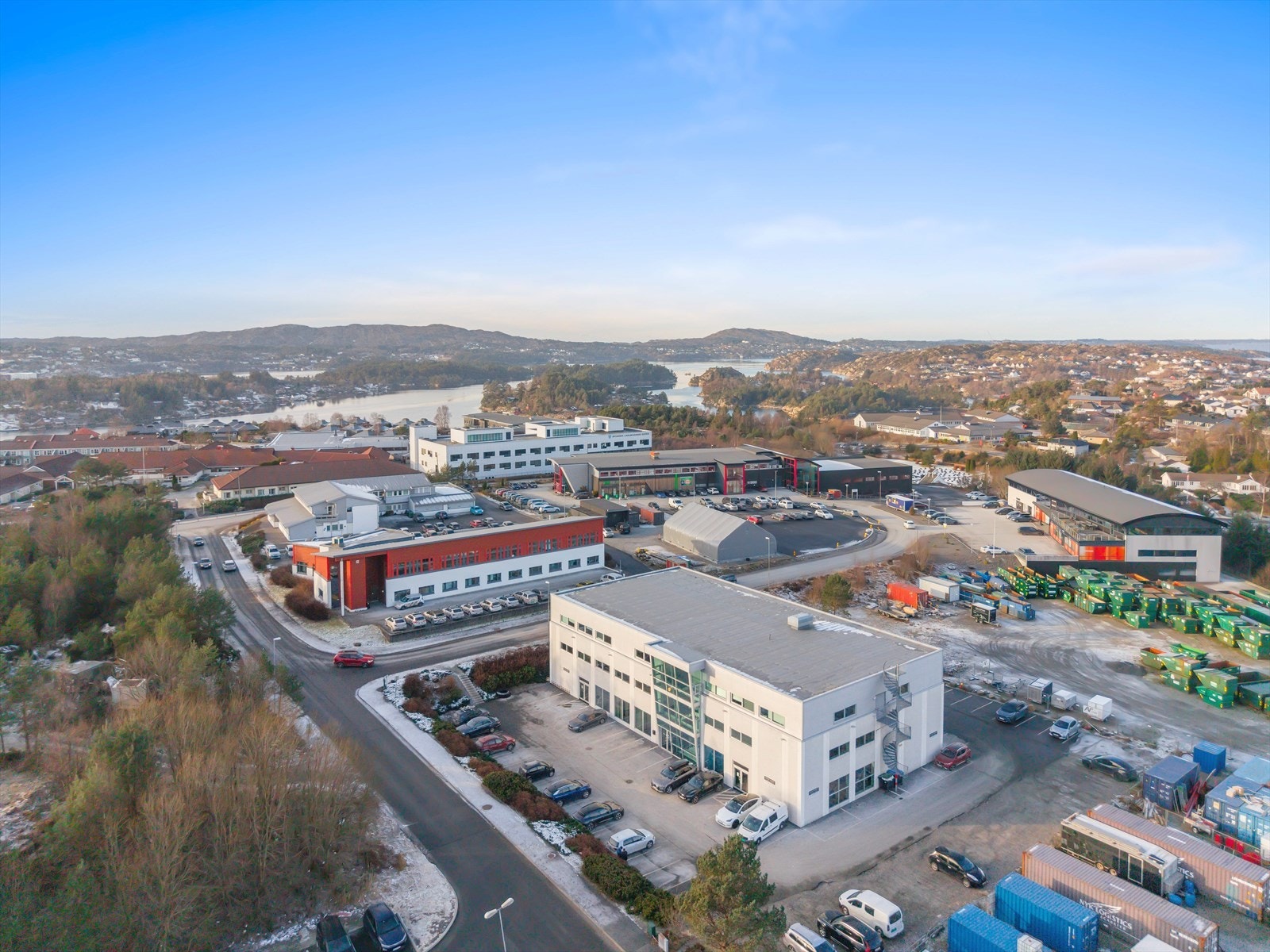 Bygget består av 2 fulle etasjer + mesanin. Kan leies i sin helhet eller deles mellom flere leietakere. Galleribilde