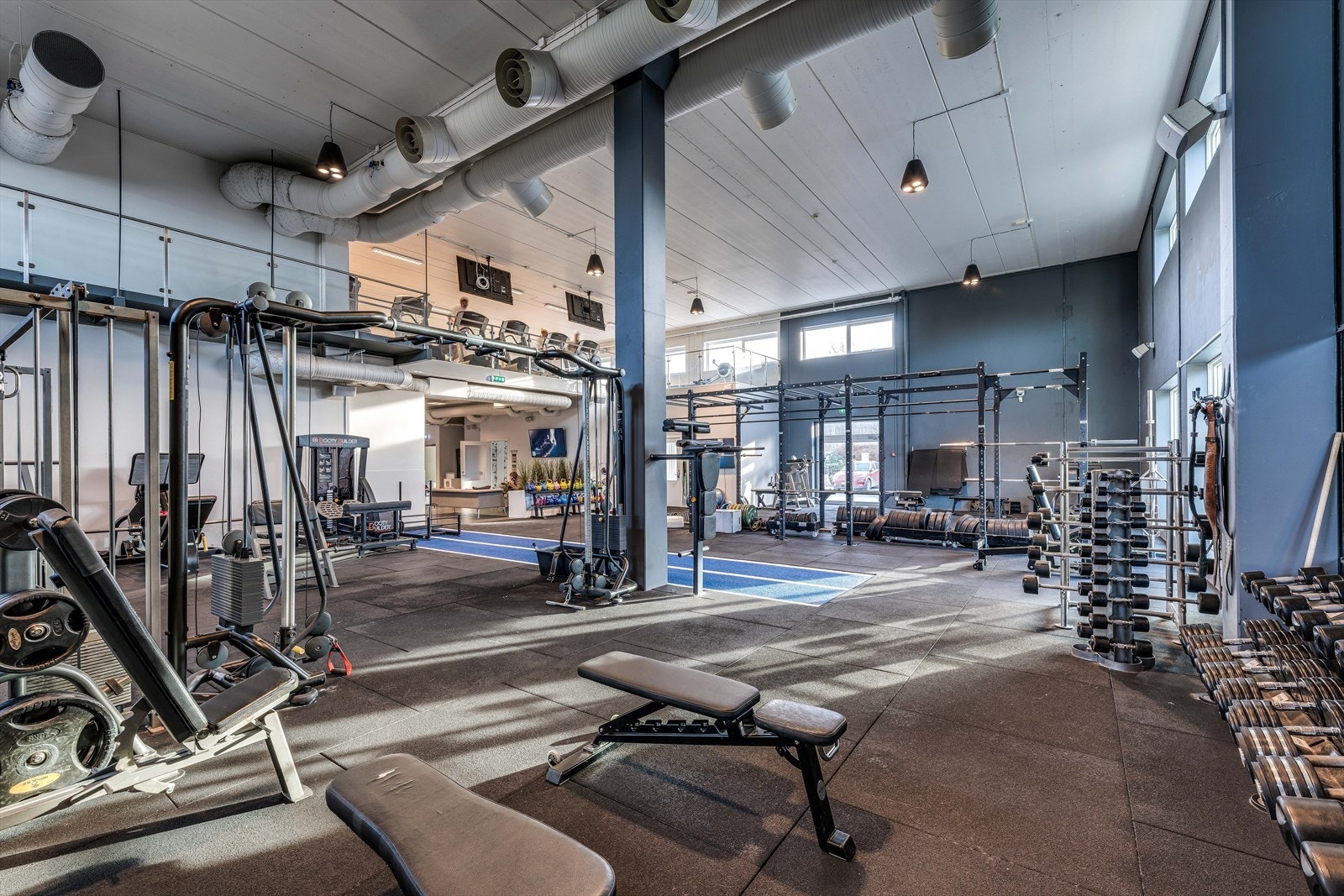 1. etg. ca. BTA 818 m² hvor av ca. 400 m² har dobbel takhøyde, ca.6m. Garderober med dusj i etasjen. Galleribilde