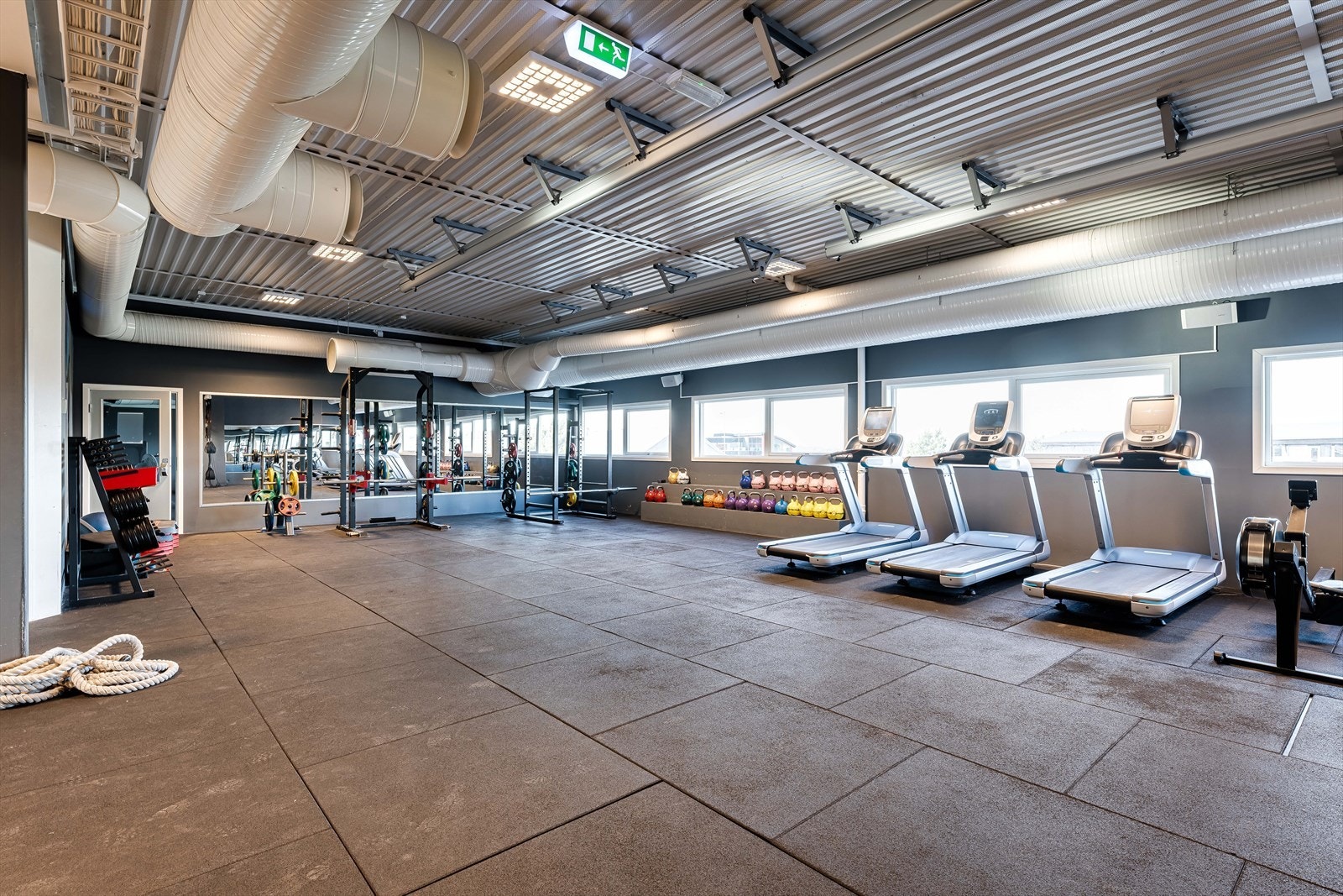 3. etg. ca. BTA 776m². Består av spinning og treningssaler, i tillegg til administrasjon og kontorer til fysioterapi med mer. Takhøyde ca. 3,35 m..jpg Galleribilde