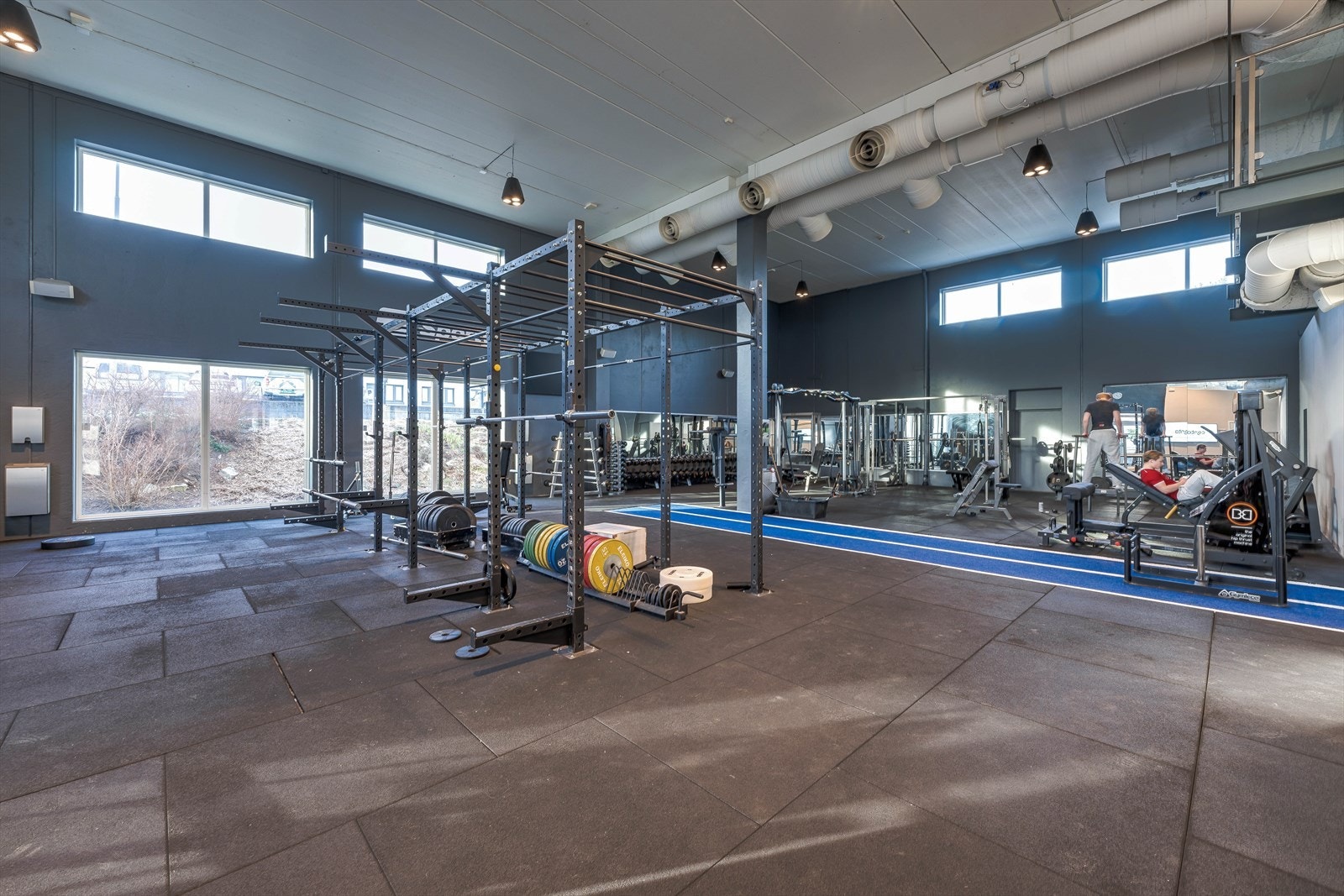 1. etg. ca. BTA 818 m² hvor av ca. 400 m² har dobbel takhøyde, ca.6m. Garderober med dusj i etasjen. Galleribilde