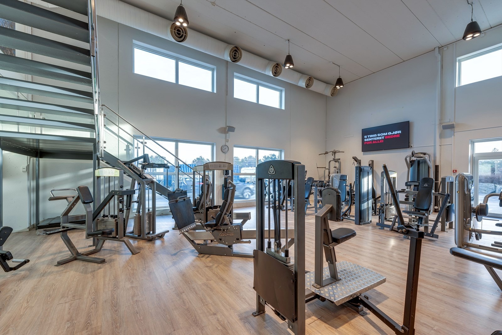 1. etg. ca. BTA 818 m² hvor av ca. 400 m² har dobbel takhøyde, ca.6m. Garderober med dusj i etasjen. Galleribilde