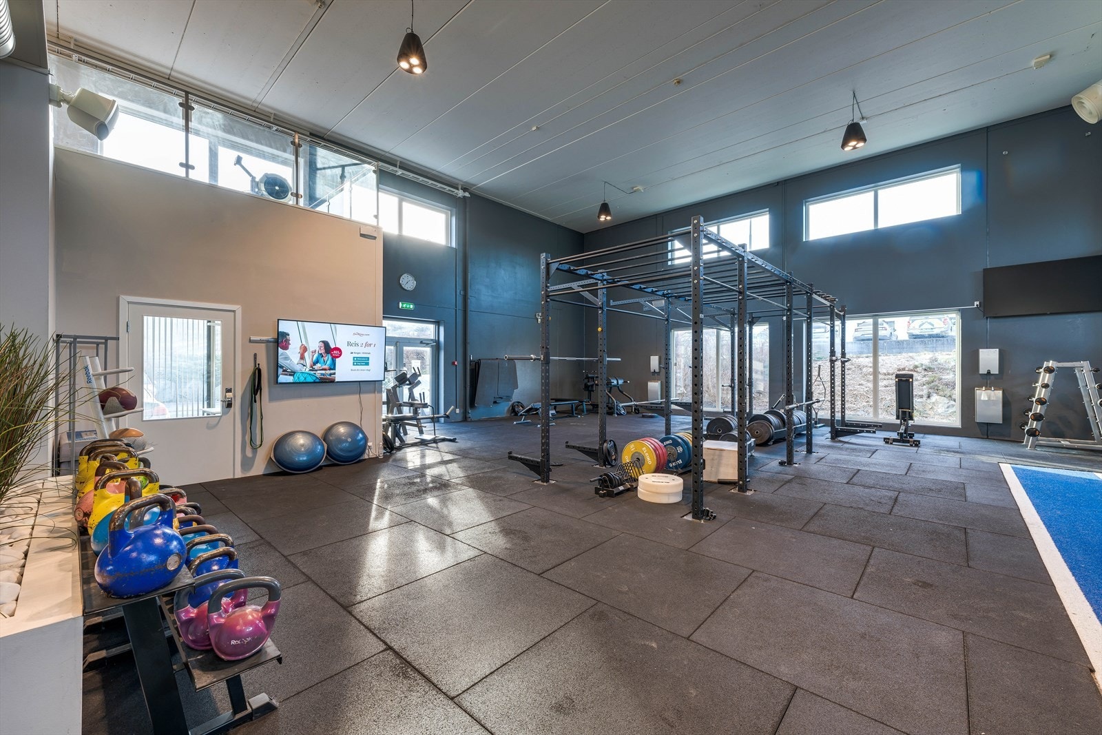 1. etg. ca. BTA 818 m² hvor av ca. 400 m² har dobbel takhøyde, ca.6m. Garderober med dusj i etasjen. Galleribilde