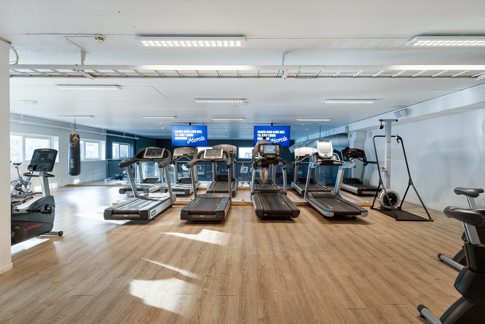 Mesanin på ca. BTA 346m². Består av en treningssal og et område som er åpent ned til 1. etg. Galleribilde