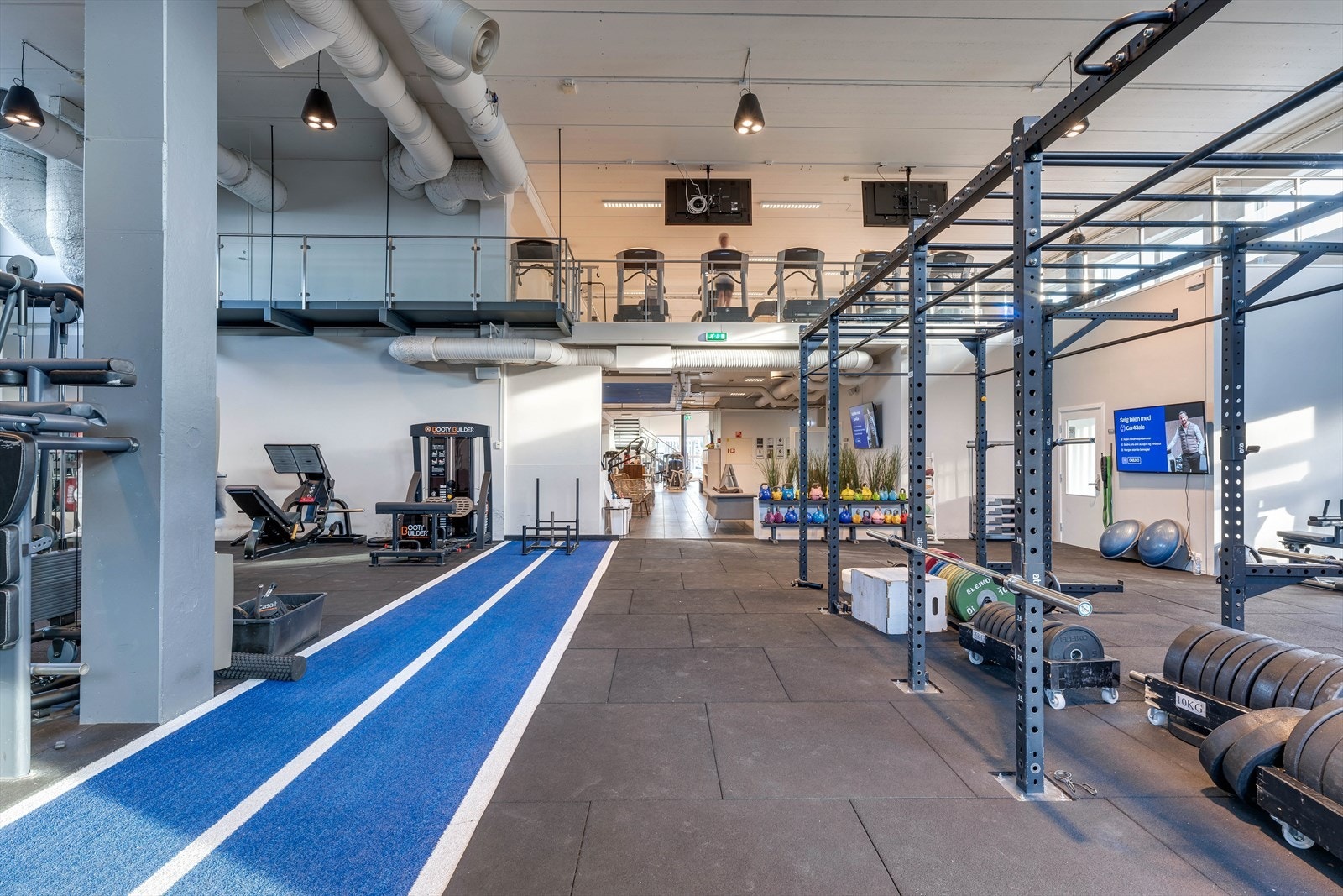 1. etg. ca. BTA 818 m² hvor av ca. 400 m² har dobbel takhøyde, ca.6m. Garderober med dusj i etasjen. Galleribilde