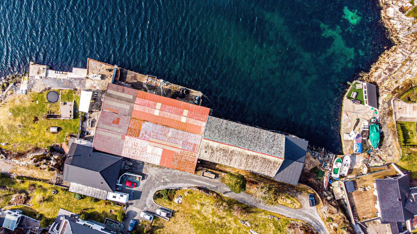 Næringslokale på Hetlevik. Bygget på begynnelsen av 1900 tallet, benyttet som salteri for fisk, videre tilbygg mot sør fra ca 1940 og mot nord fra ca 1950 Galleribilde