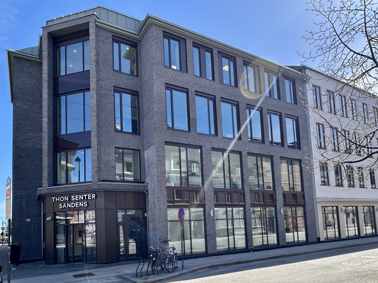 I underetasjene finner du Thon Senter Sandens Galleribilde