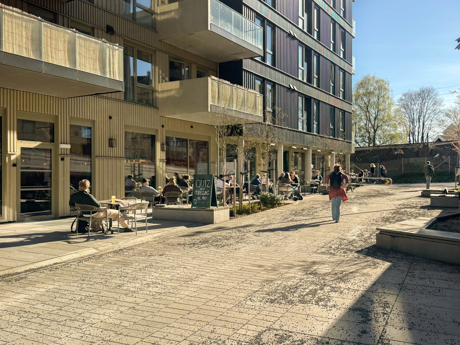 Uteservering med perfekte solforhold. Galleribilde