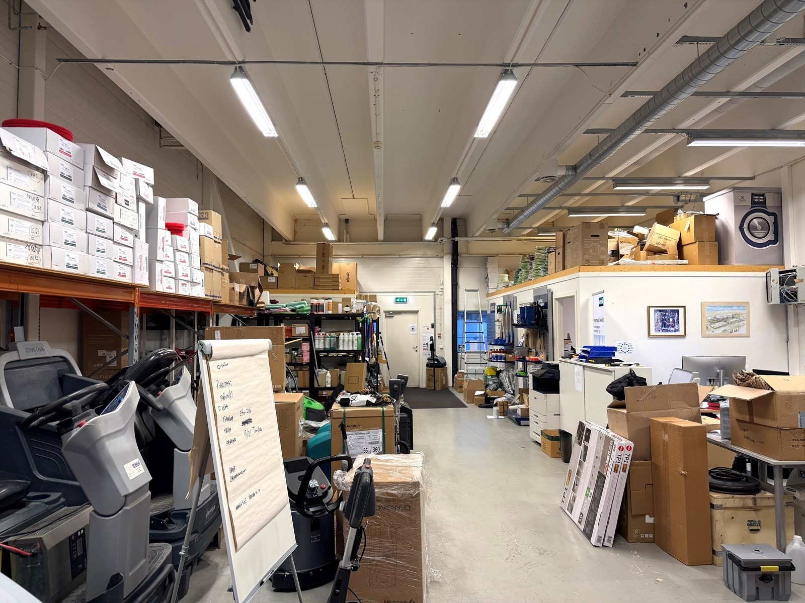 1. etg Rishaug lager inngangsdør og 3 lagerkontor.jpg Galleribilde