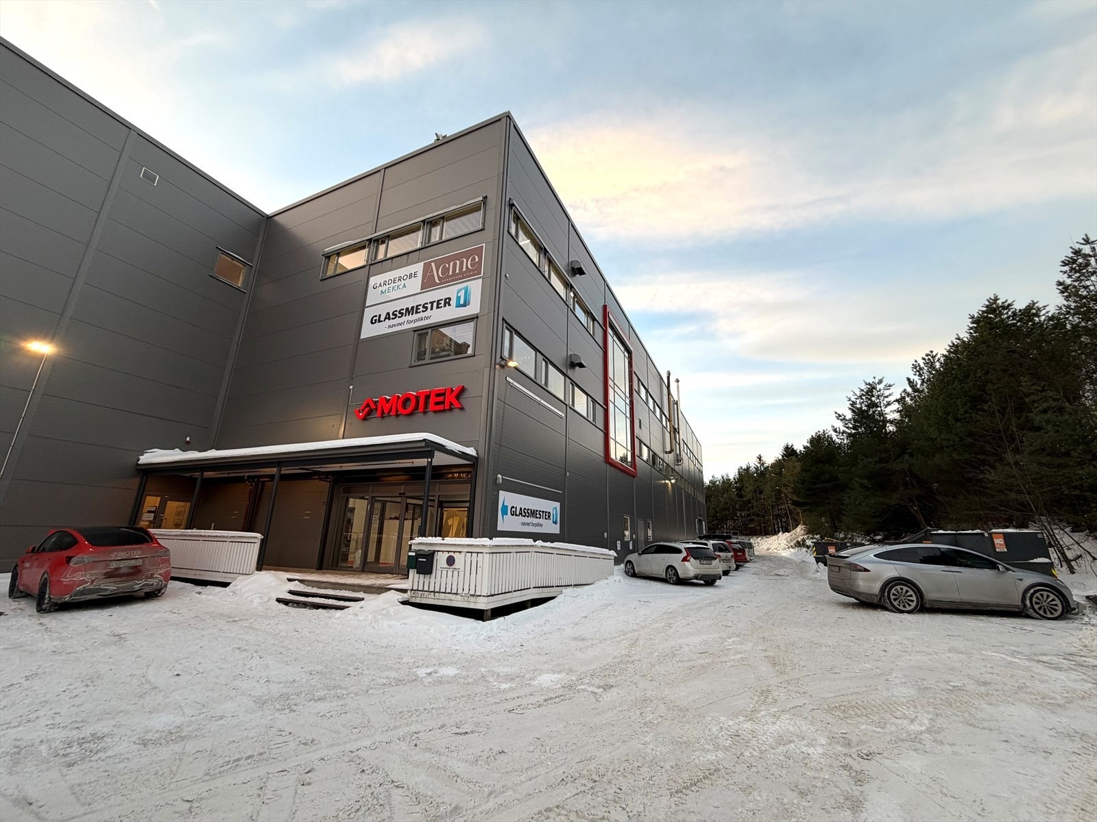 Varierte arealer med lager og kontor. Galleribilde