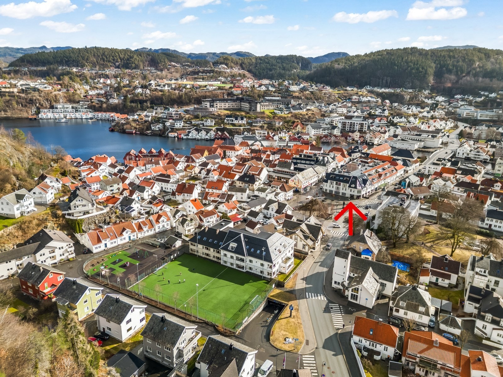 Eiendommen ligger fint plassert midt i Flekkefjord sentrum Galleribilde
