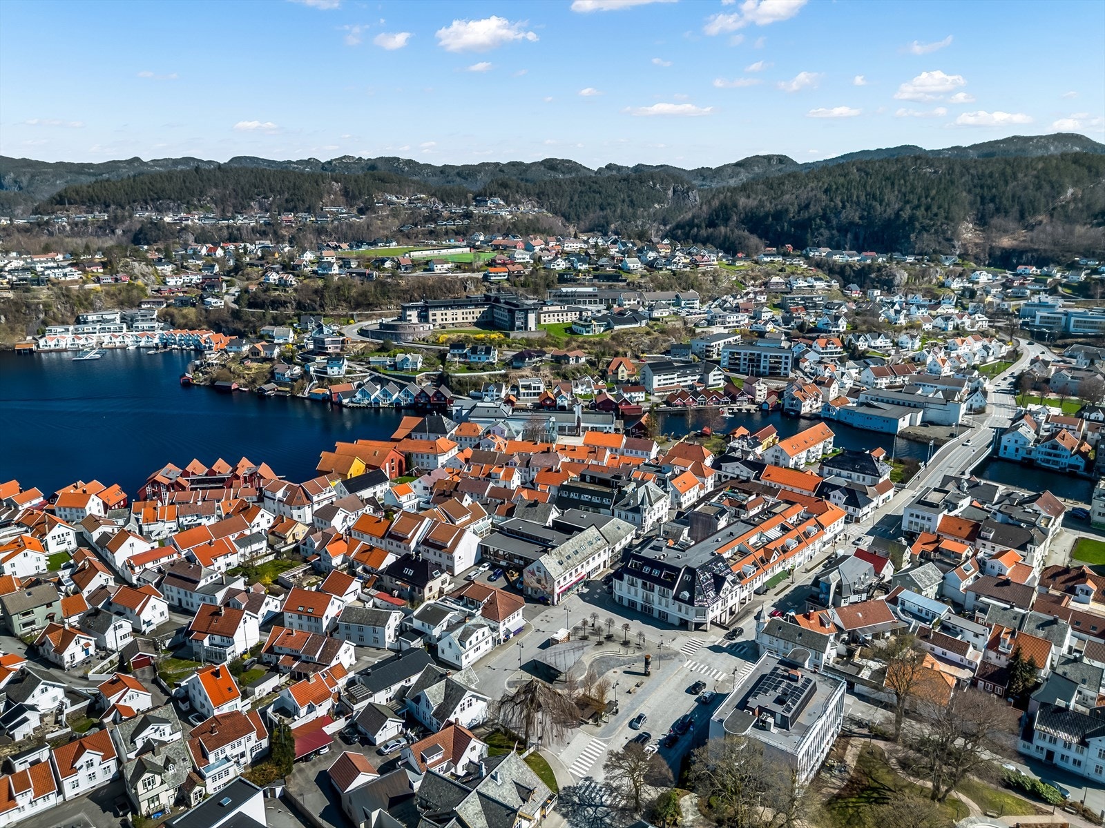 Eiendommen ligger fint plassert midt i Flekkefjord sentrum Galleribilde