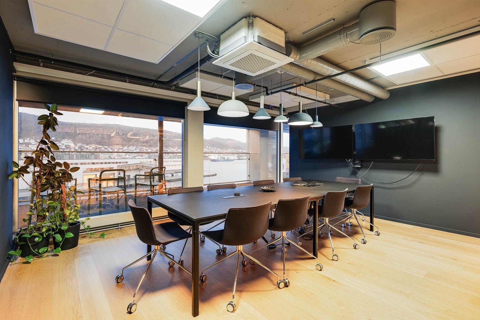 Møteroms-senter i 6. etg. Ledig areal i etasjen ca. BTA 1337 m². Egen balkong utenfor møteroms-senter. Galleribilde