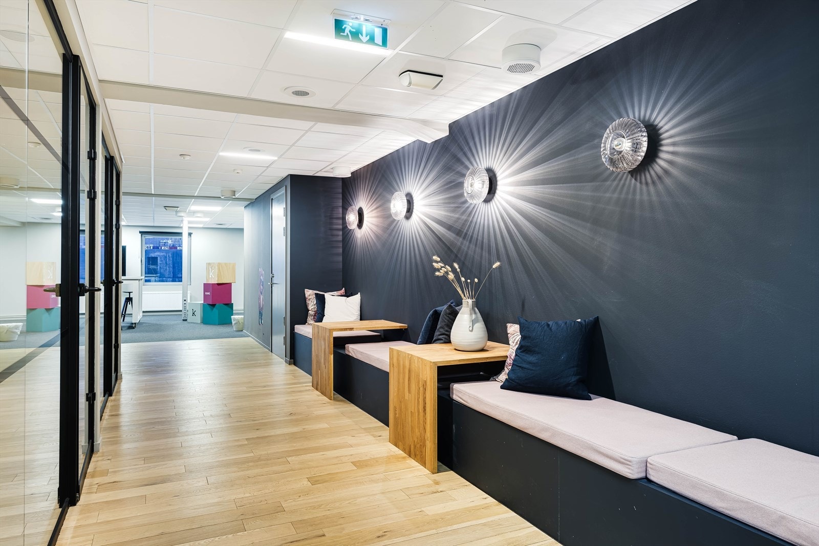Sosial sone i 5. etg. Ledig areal i etasjen ca. BTA 1365 m². En av flere uformelle møteplasser i lokalene. Galleribilde