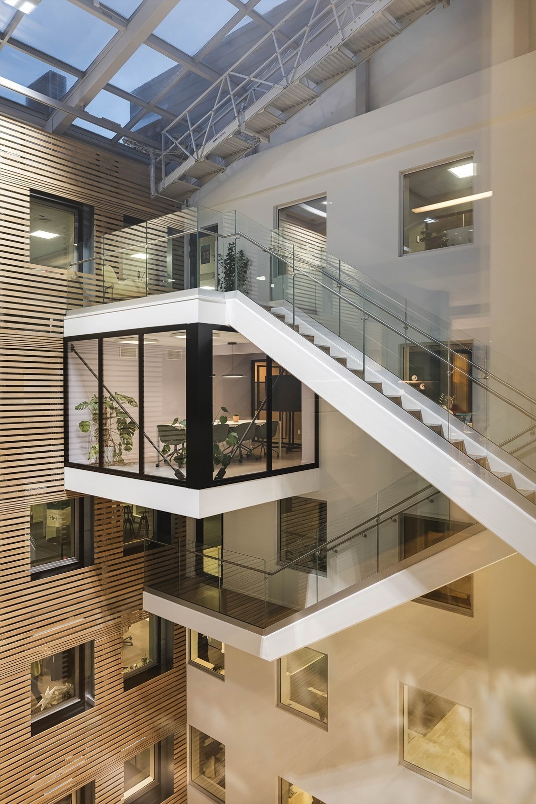 Interntrapp mellom 5-7. etg. med utkraget møterom i 6. etg. Totalt ledig areal ca. BTA 4000 m². Arealene og etasjene kan deles opp. Galleribilde