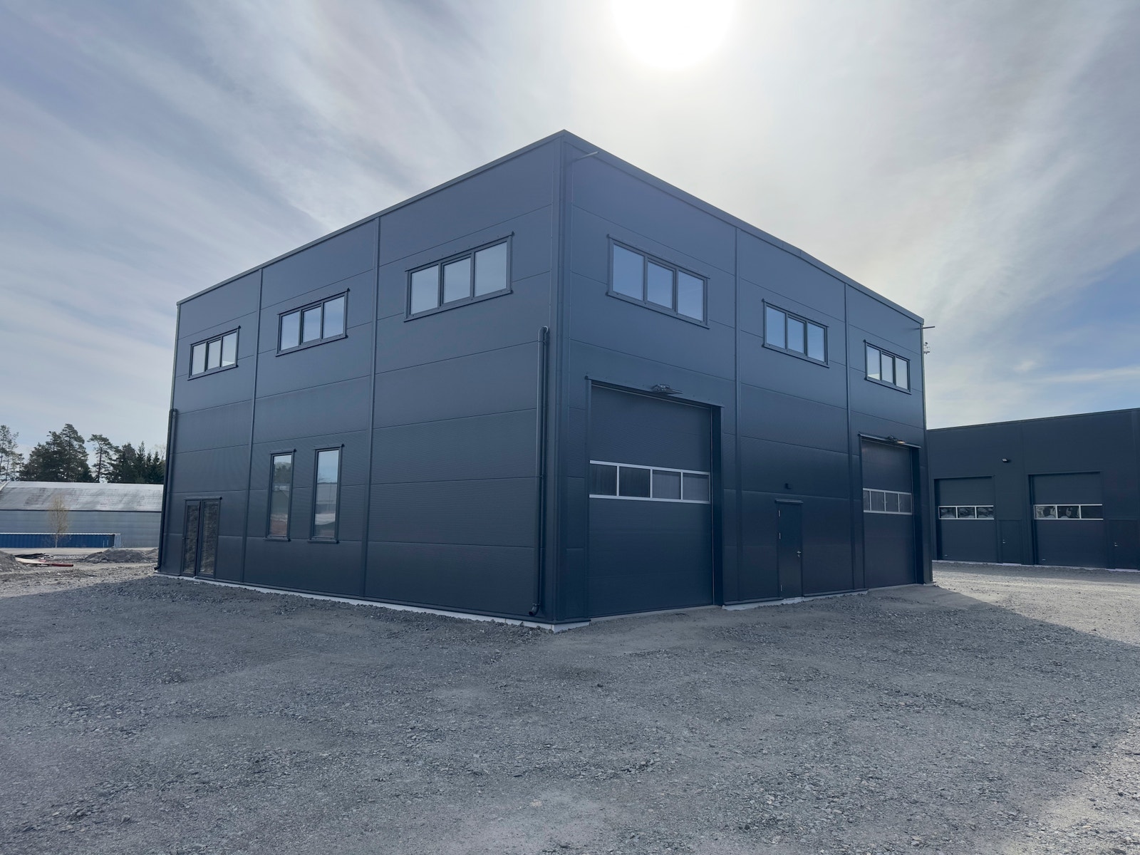 Byggene leveres i to etasjer, hvor det er godt med lagerplass i første etasje og to store kjøreporter. Galleribilde