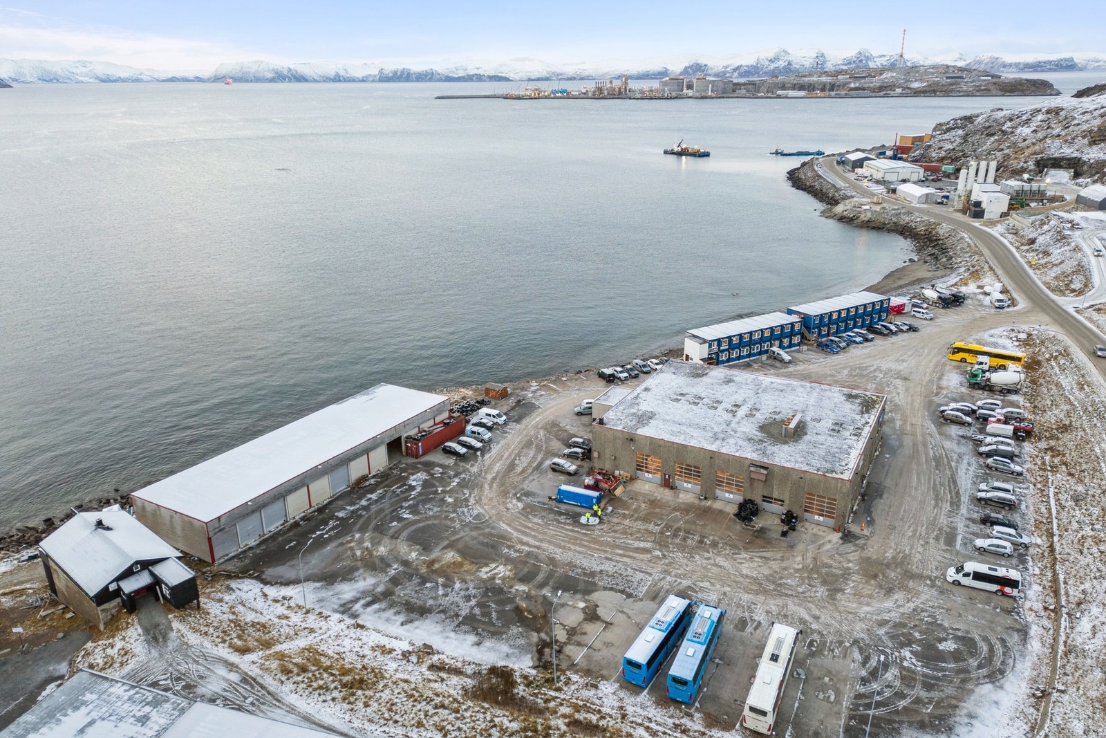 Eiendommen ligger i etablert industriområde med Melkøya (Hammerfest LNG) i bakgrunnen, og byr på gode adkomst- og parkeringsmuligheter. Galleribilde