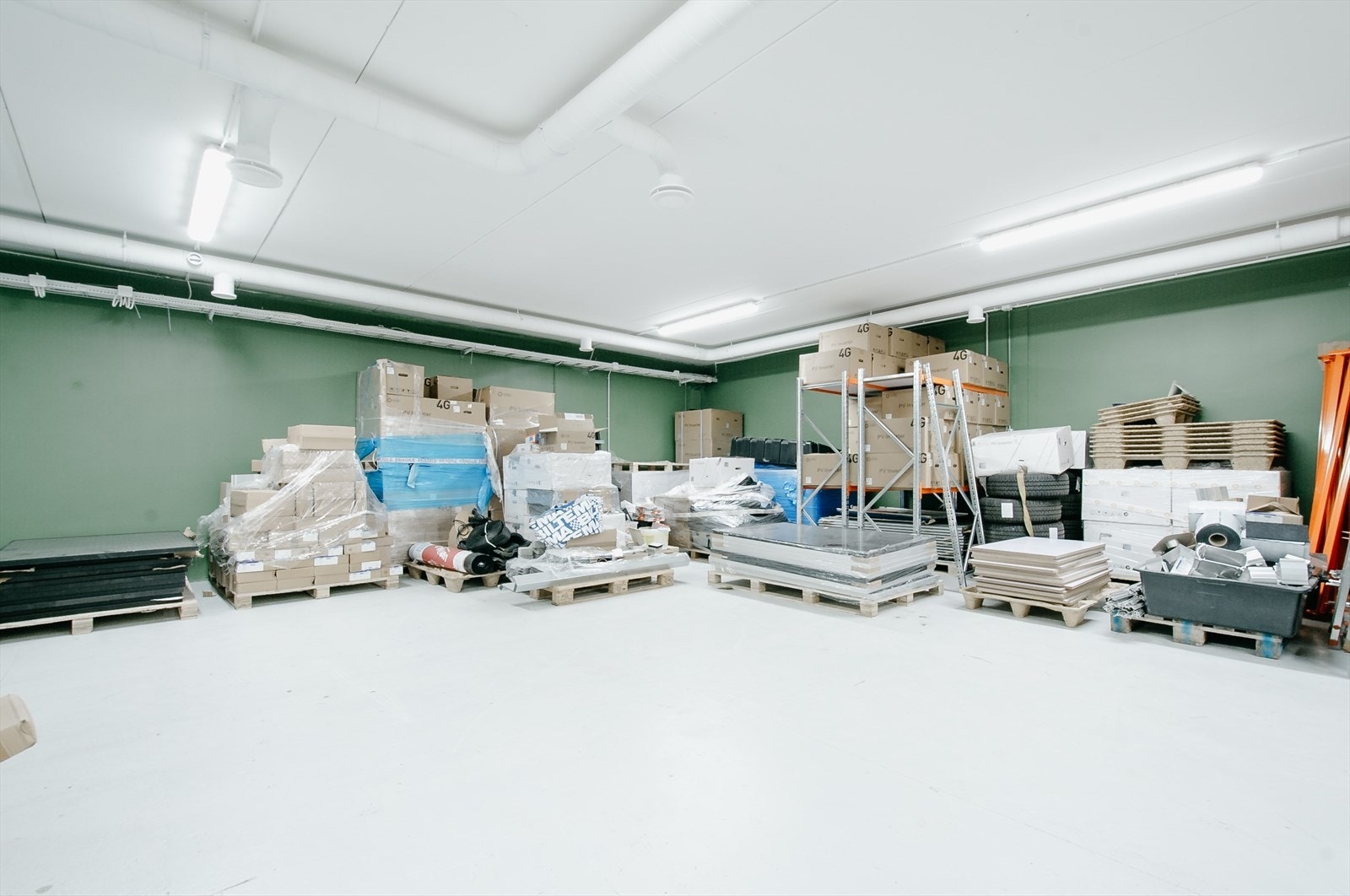 Lager i tilknytning til kontorlokalene. BTA ca. 300 m², 3 meter takhøyde og rulleport med 6 meter bredde. Galleribilde