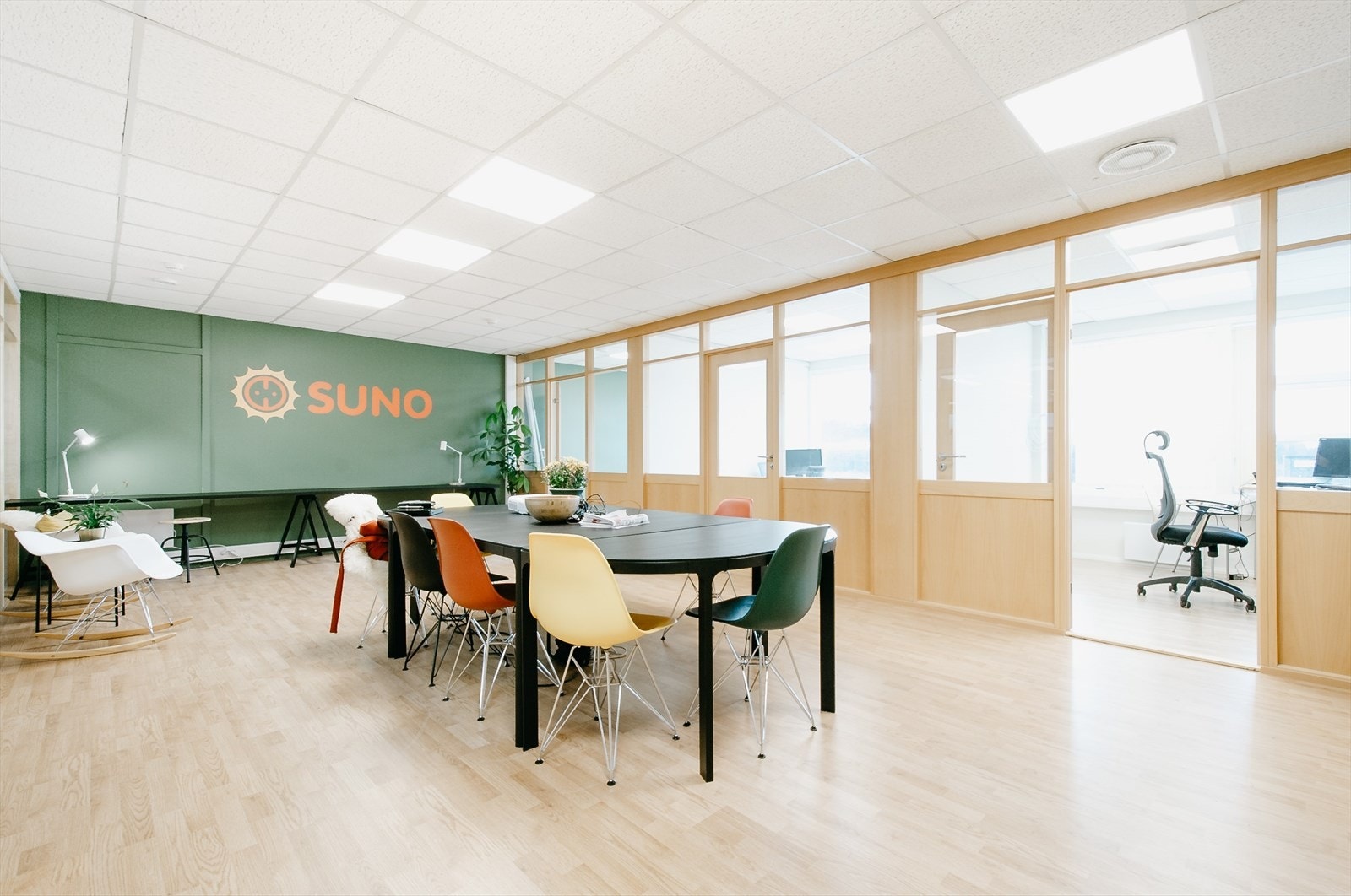 Kontorlokalene er ca. BTA 305 m² og er innredet med 9 cellekontor, møterom og kjøkken. Galleribilde