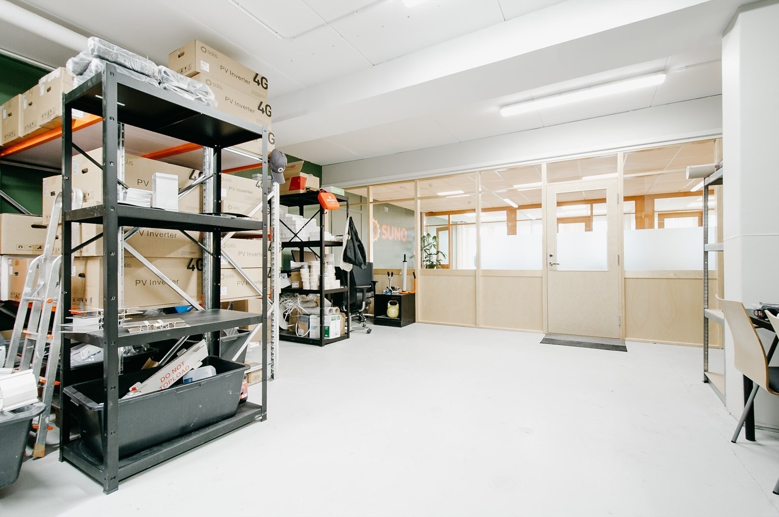Lager i tilknytning til kontorlokalene. BTA ca. 300 m², 3 meter takhøyde og rulleport med 6 meter bredde. Galleribilde