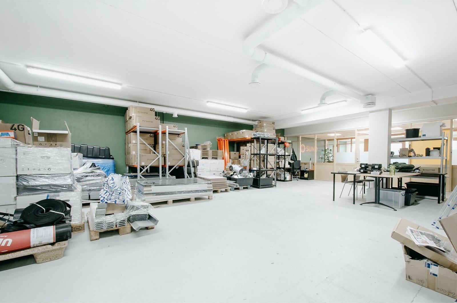 Lager i tilknytning til kontorlokalene. BTA ca. 300 m², 3 meter takhøyde og rulleport med 6 meter bredde. Galleribilde