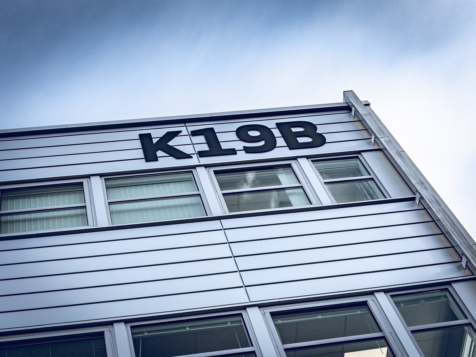De ledige lokalene, BTA 605 m², ligger i byggets 2. etg. Lokalene er tilgjengelig med bil fra rampe på siden av bygget. Galleribilde