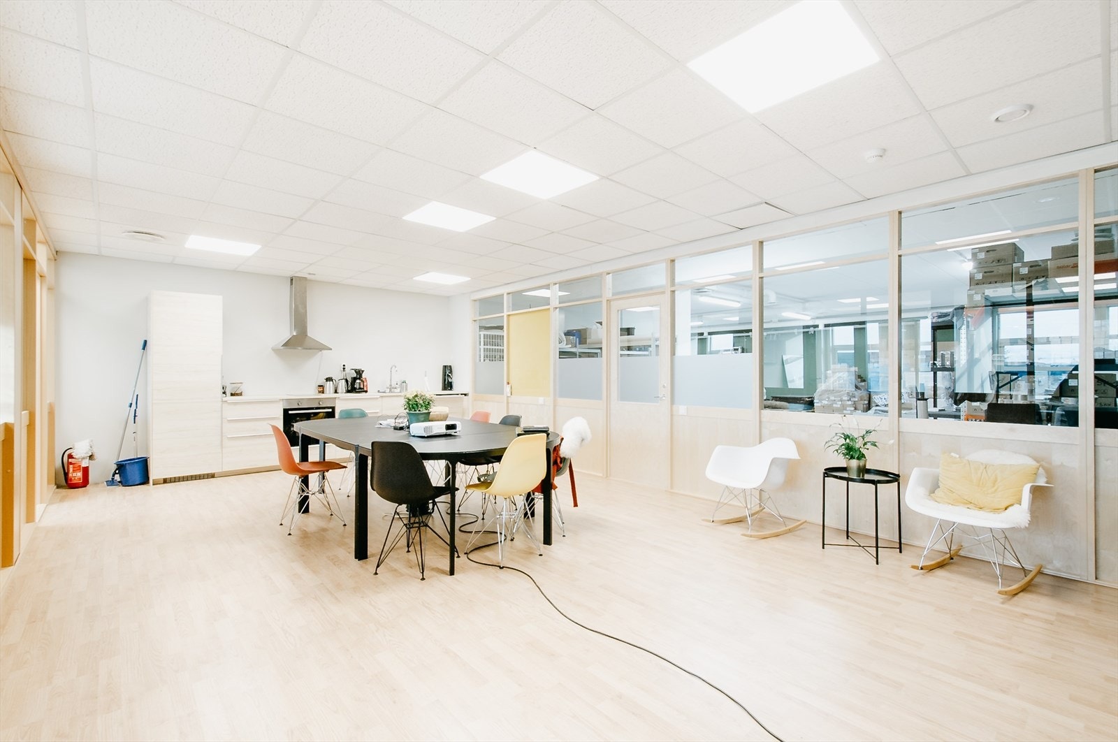 Kontorlokalene er ca. BTA 305 m² og er innredet med 9 cellekontor, møterom og kjøkken. Galleribilde