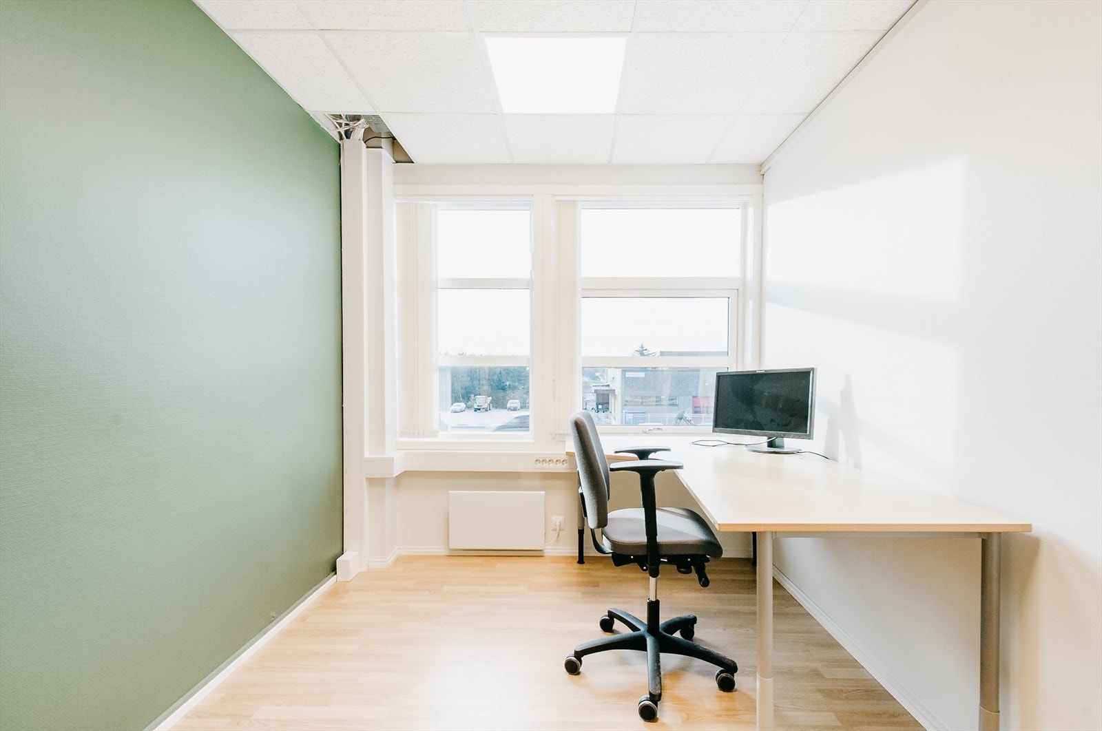 Kontorlokalene er ca. BTA 305 m² og er innredet med 9 cellekontor, møterom og kjøkken. Galleribilde