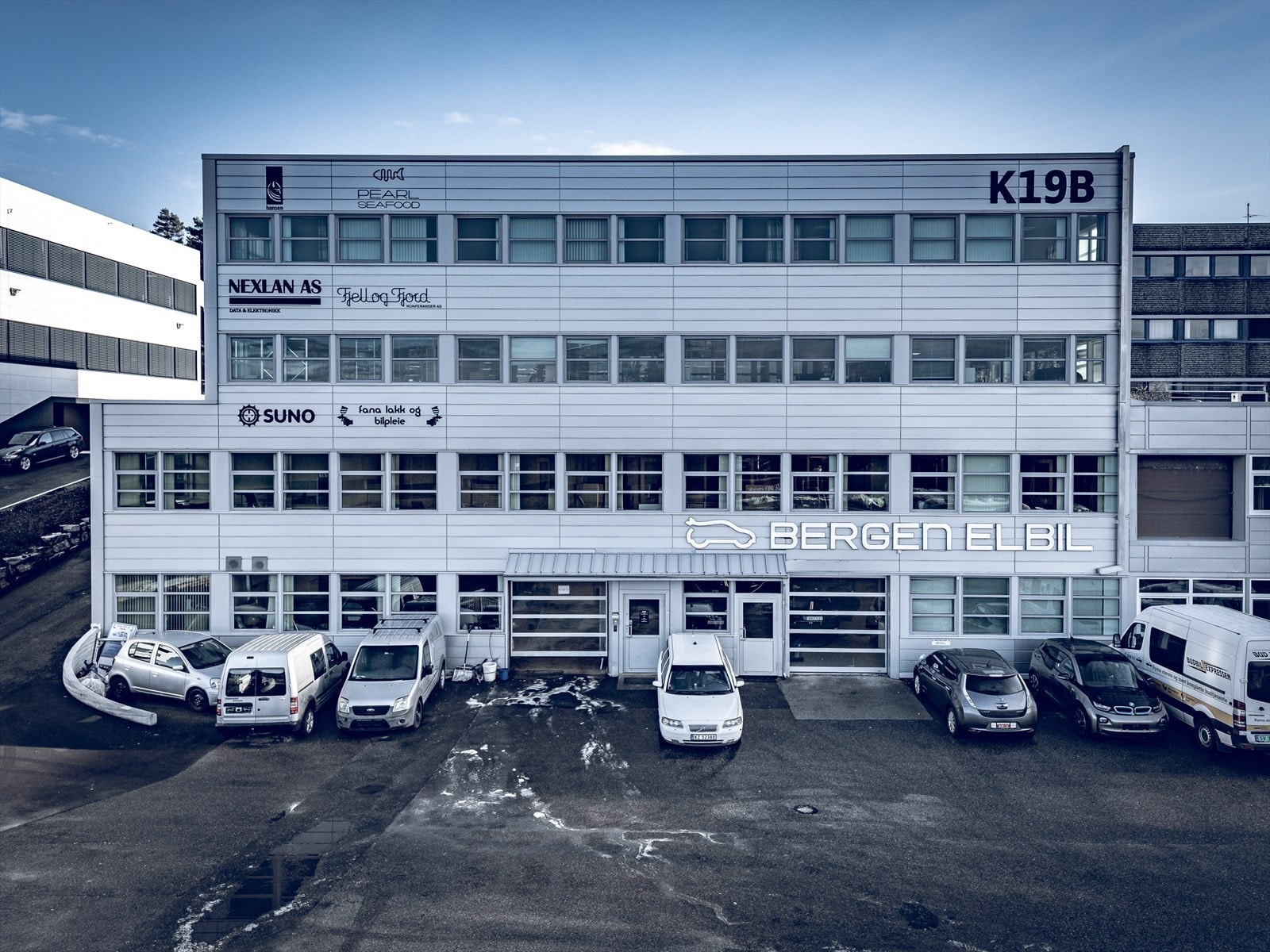 De ledige lokalene, BTA 605 m², ligger i byggets 2. etg. Lokalene er tilgjengelig med bil fra rampe på siden av bygget. Galleribilde