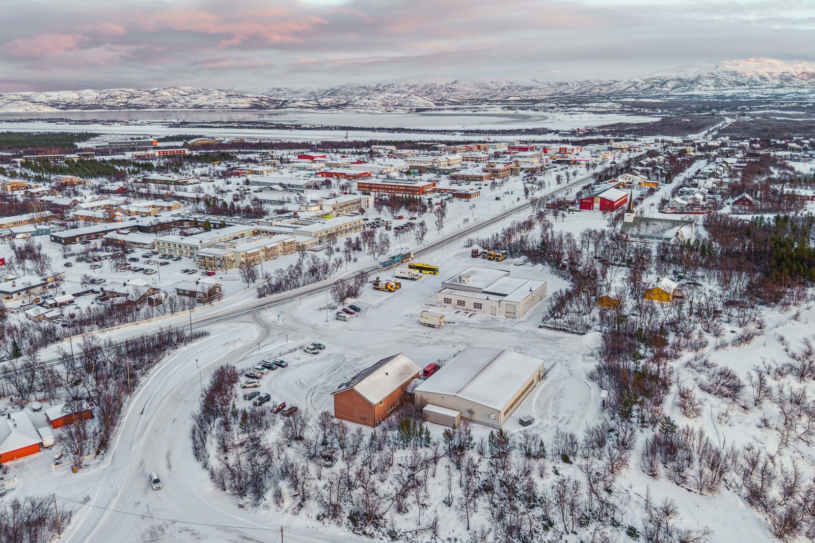 Eiendommen er en del av Lakselv sentrum og i bakgrunn ser vi Banak Lufthavn. Galleribilde