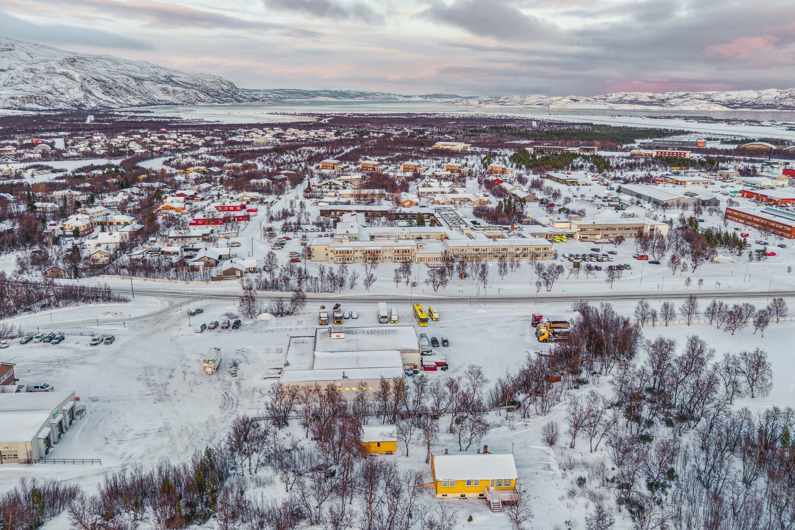Drone bilde av området. Helsesenteret ligger på andre side av veien, og i bakgrunnen vakre Porsanger fjorden. Foto:EFKT Galleribilde