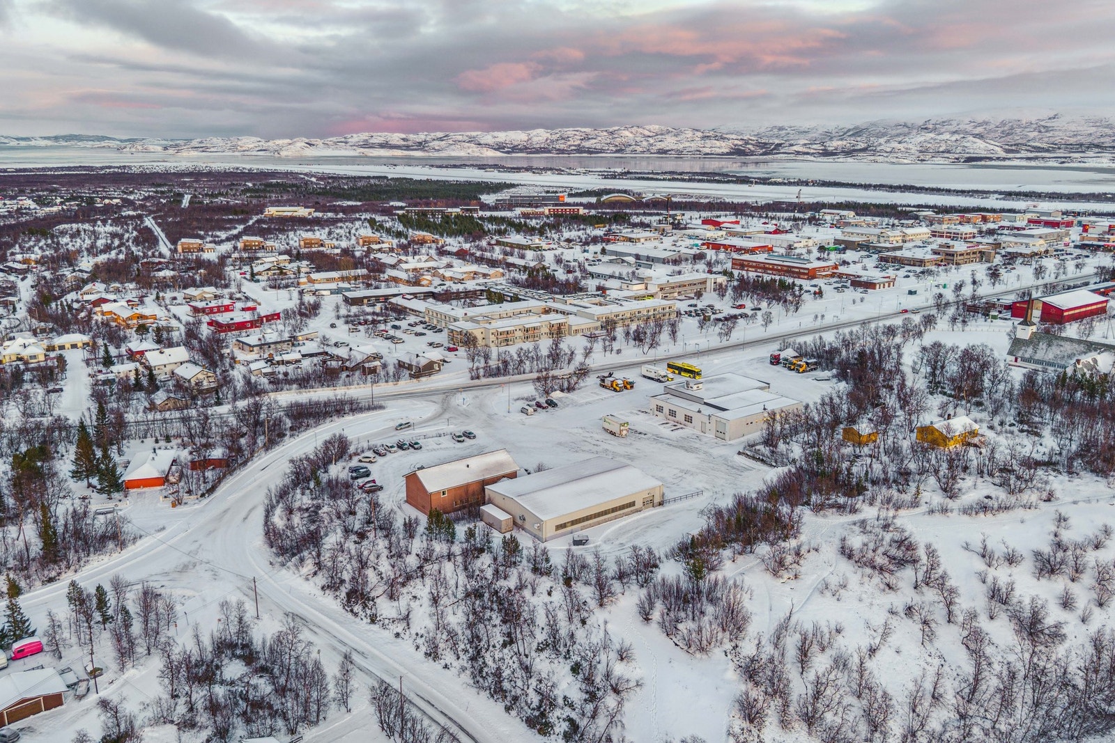 Oversiktsbilde av eiendommen i et etablert næringsområde, med god adkomst, romslige utearealer og sentral beliggenhet i området. Galleribilde