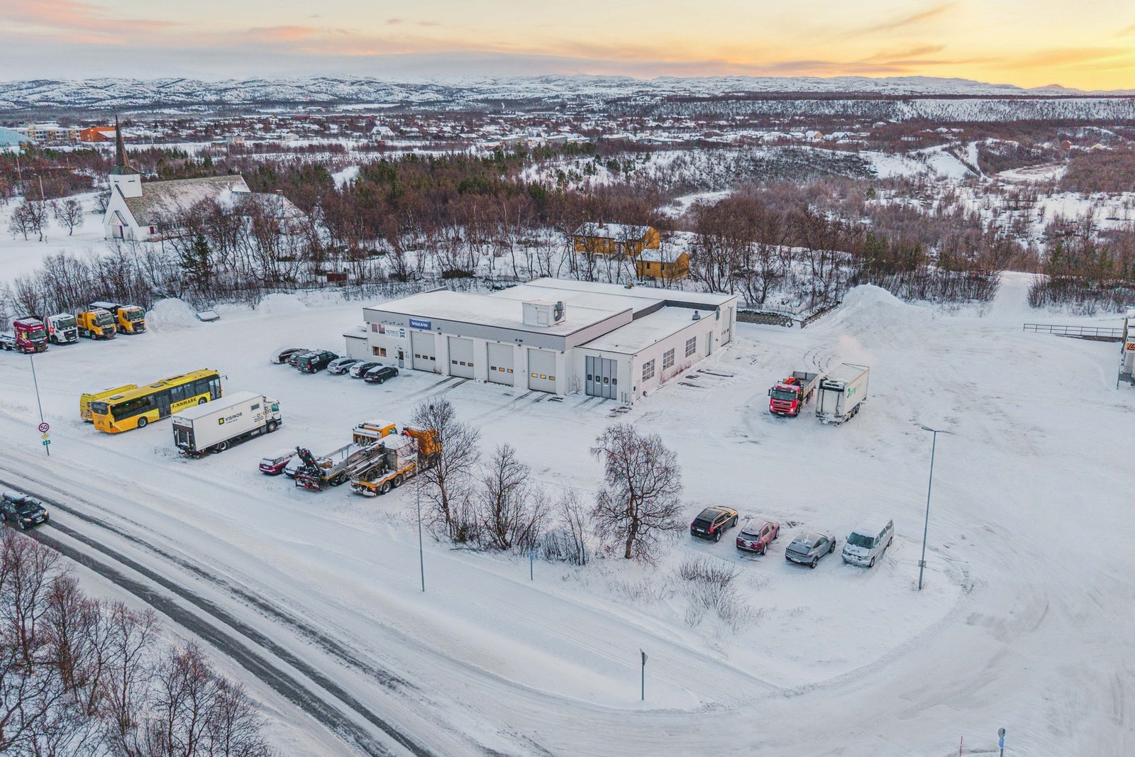 Banakveien 111 - næringseiendom med verksted- og lagerfunksjoner. Eiendommen benyttes i dag av Volvo og har gode utearealer for parkering, logistikk og oppstilling av kjøretøy. Galleribilde