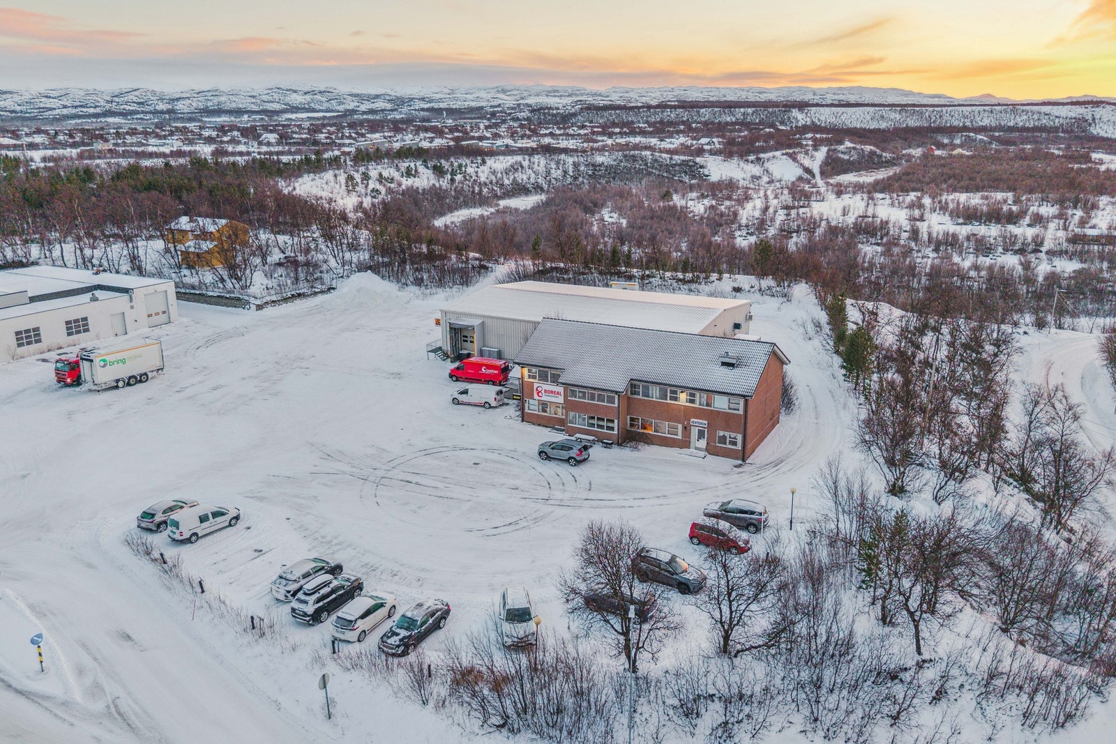 Drone av ormådet. Rikelig med parkeringsmuligheter på eiendommen. Galleribilde
