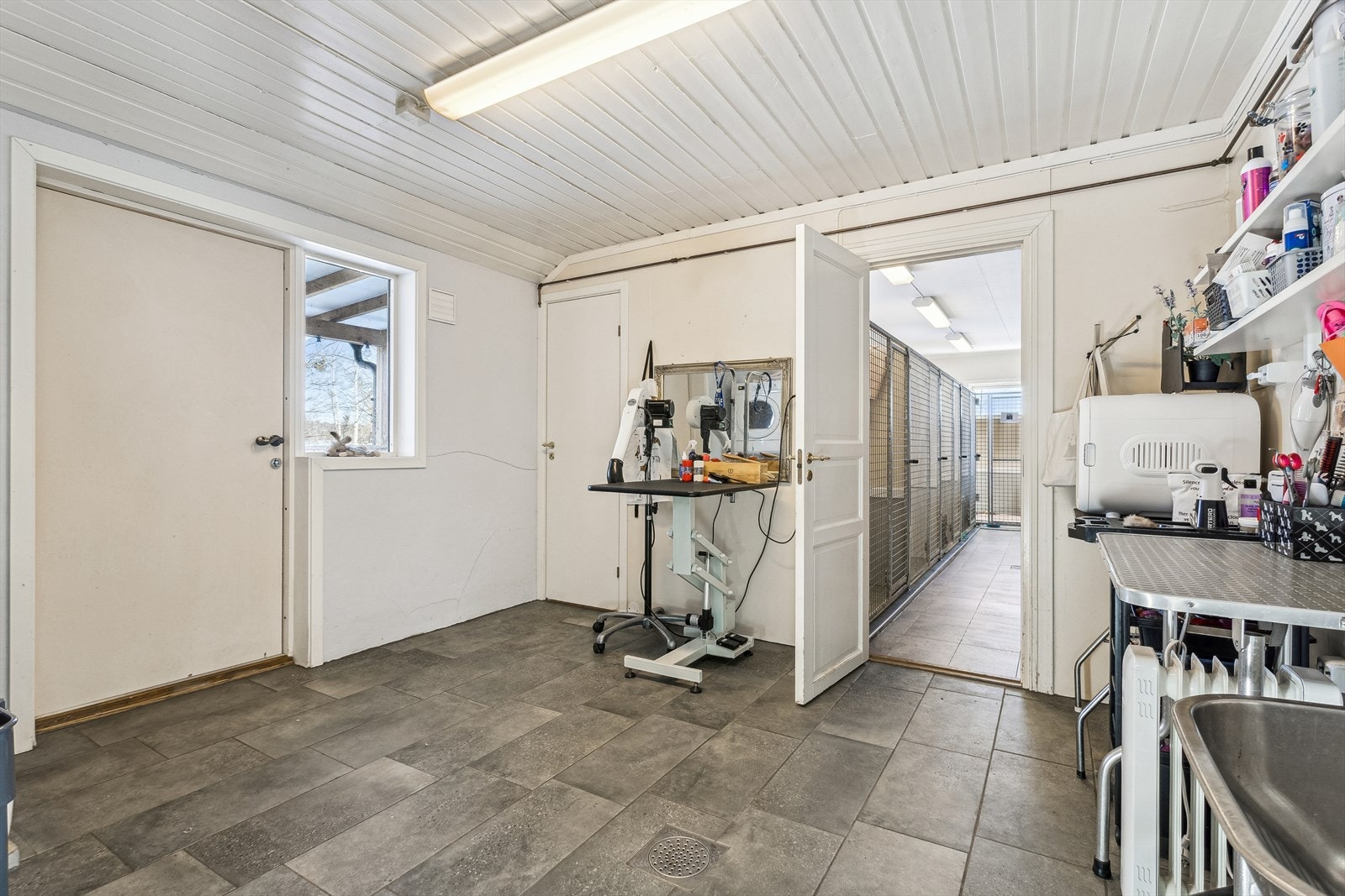 Klippe- og stellerom med direkte utgang og oppholdsrommet for hunder. Galleribilde